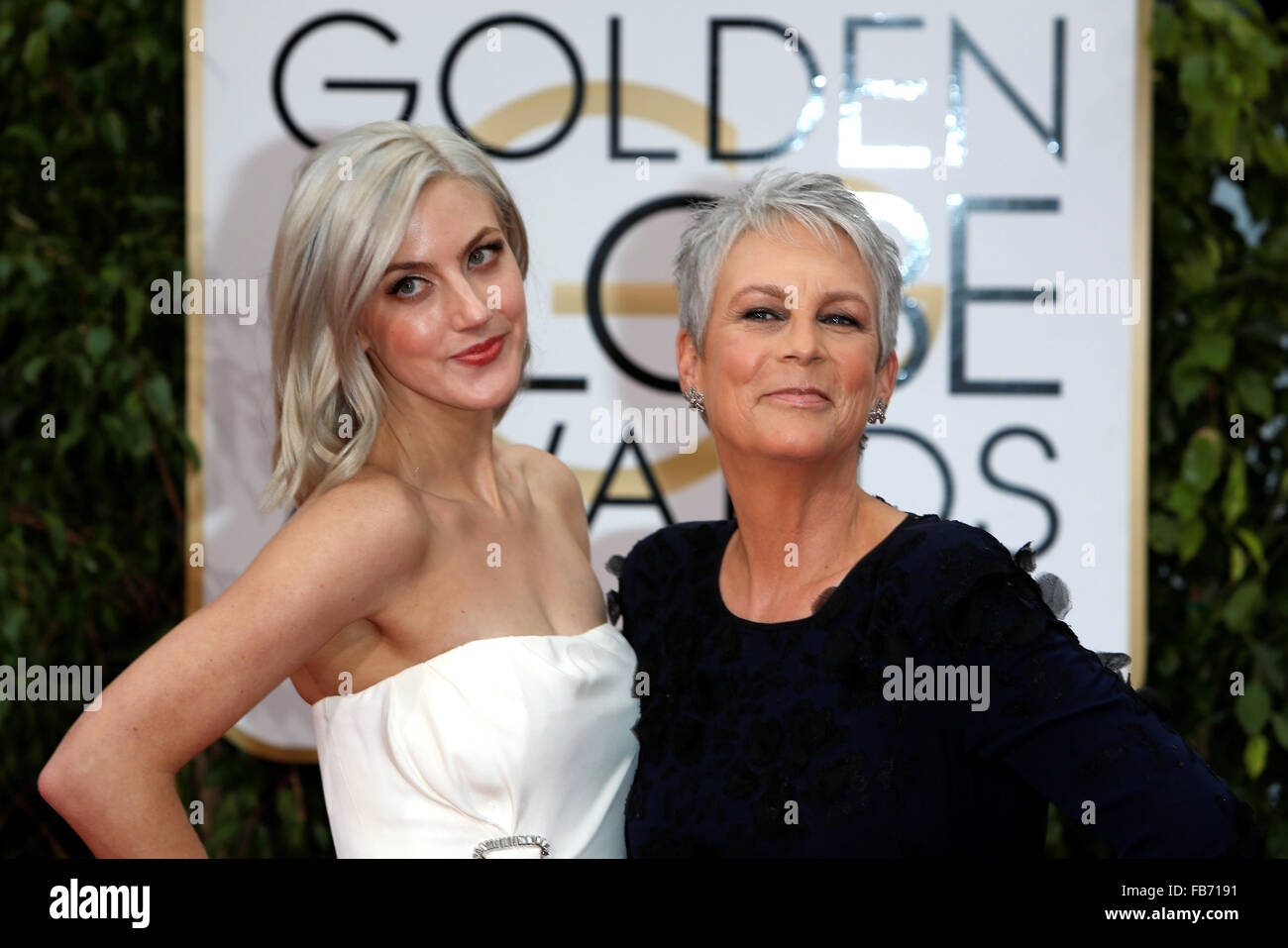 Beverly Hills, California, USA. 10th Jan, 2016. Actress Jamie Lee Curtis (R) and daughter Annie Guest arrive at the 73rd Annual Golden Globe Awards at the Beverly Hilton Hotel in Beverly Hills, California, USA, 10 January 2016. Photo: Hubert Boesl/dpa - NO WIRE SERVICE -/dpa/Alamy Live News Stock Photo