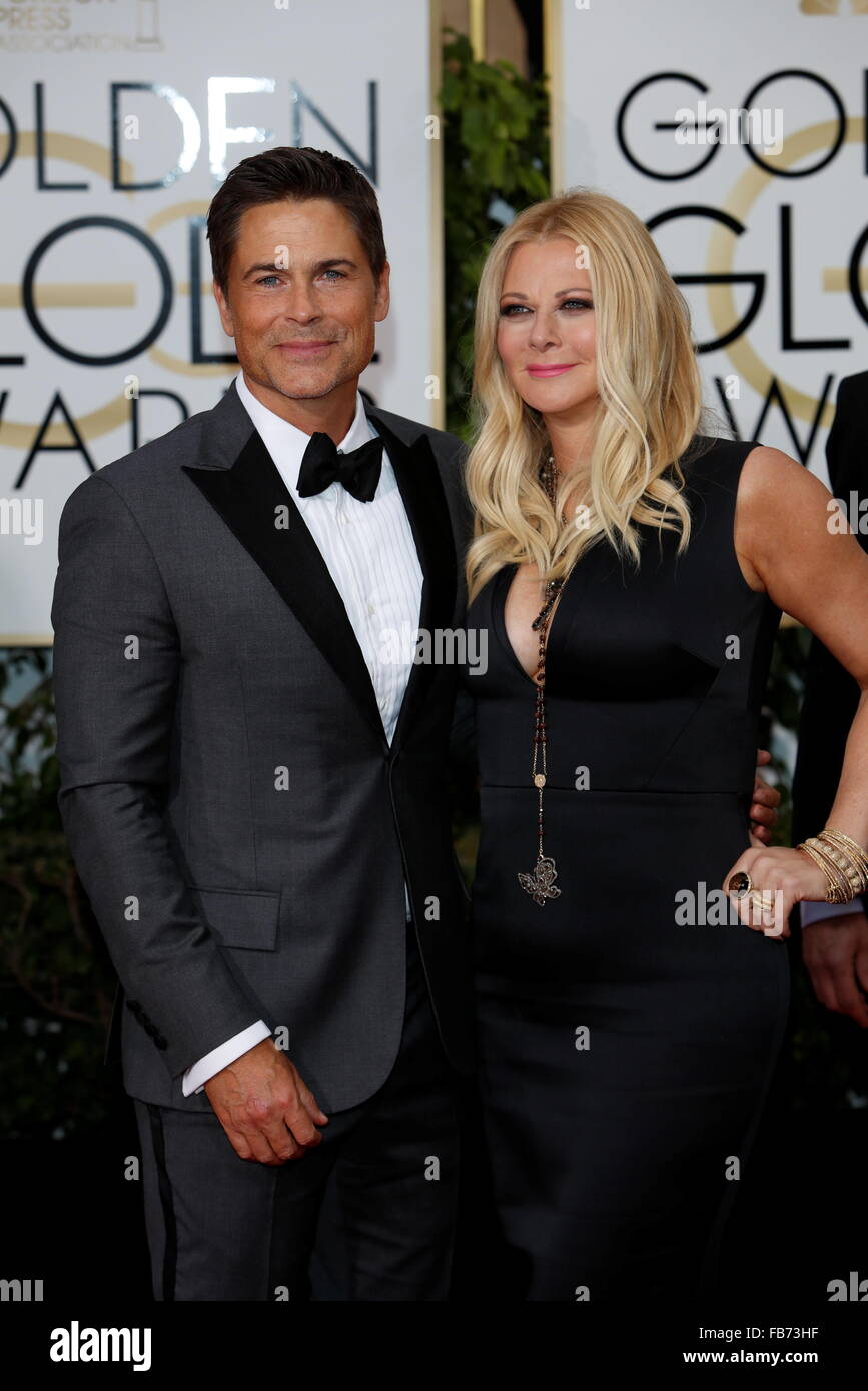 Beverly Hills, California, USA. 10th Jan, 2016. Actor Rob Lowe and his wife Sheryl Berkoff arrive at the 73rd Annual Golden Globe Awards at the Beverly Hilton Hotel in Beverly Hills, California, USA, 10 January 2016. Photo: Hubert Boesl/dpa - NO WIRE SERVICE -/dpa/Alamy Live News Stock Photo