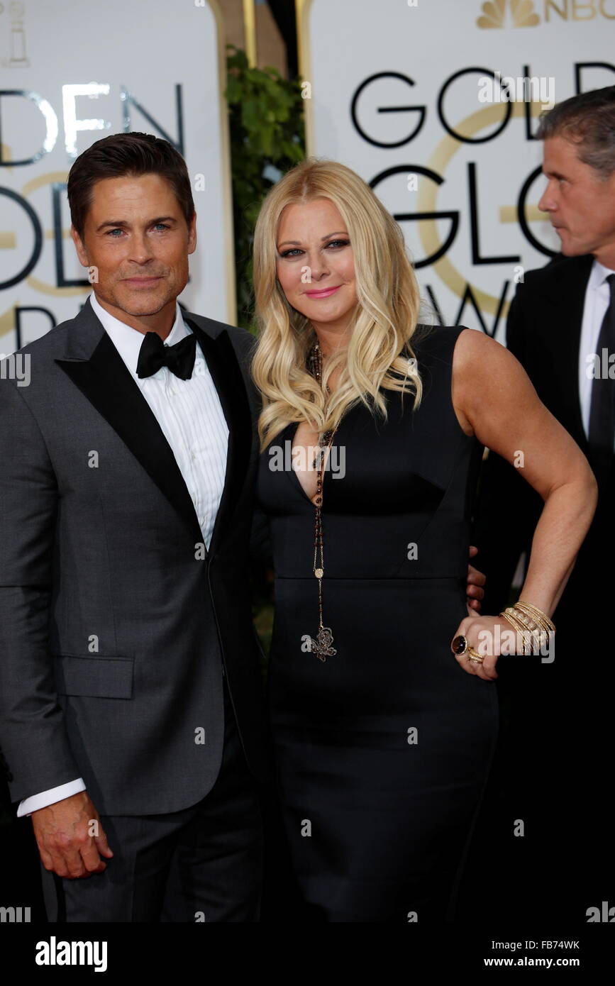 Beverly Hills, California, USA. 10th Jan, 2016. Actor Rob Lowe and his wife Sheryl Berkoff arrive at the 73rd Annual Golden Globe Awards at the Beverly Hilton Hotel in Beverly Hills, California, USA, 10 January 2016. Photo: Hubert Boesl/dpa - NO WIRE SERVICE -/dpa/Alamy Live News Stock Photo