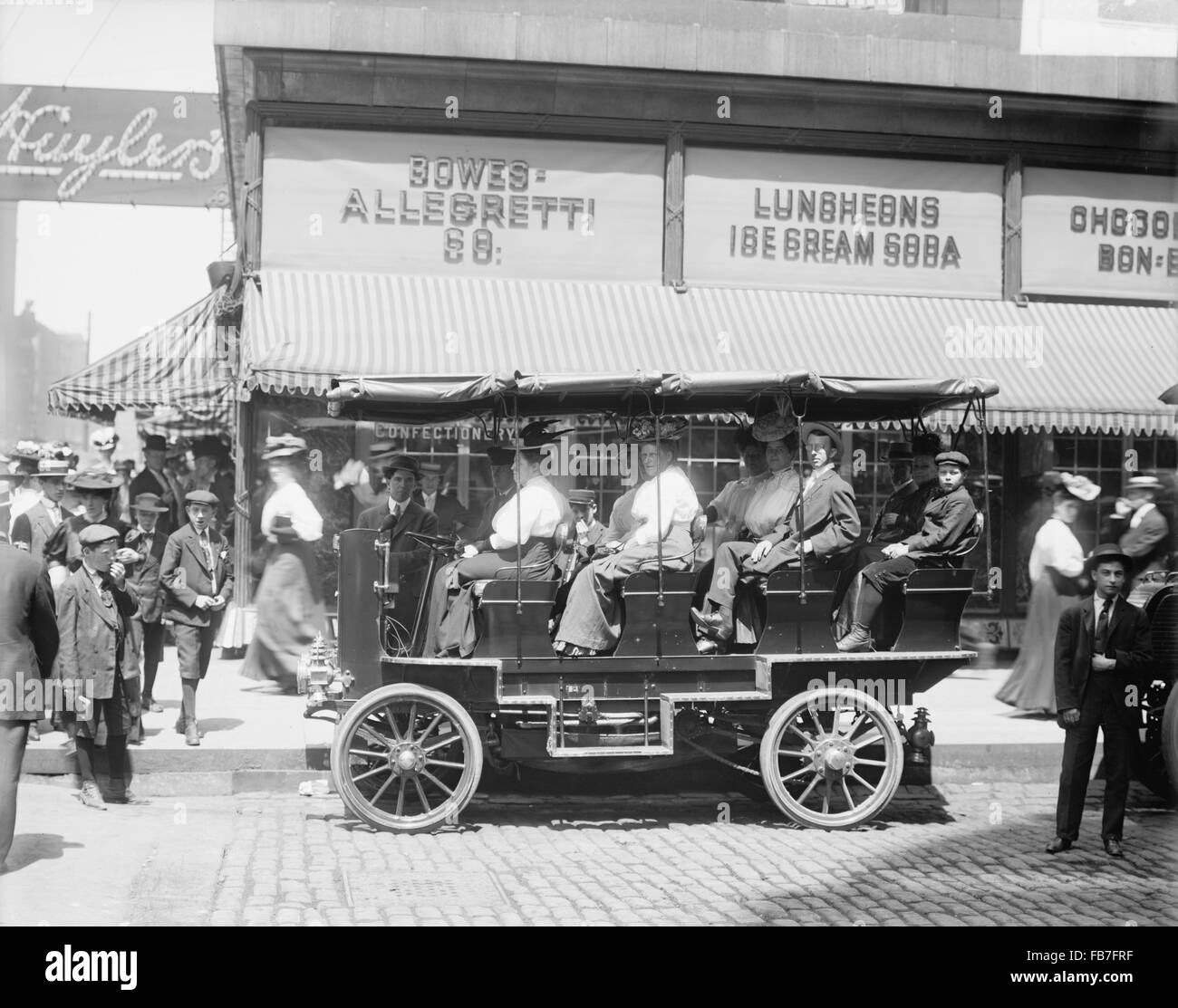 Sightseers Touring Chicago, Auto at Monroe near State, Chicago, Illinois, USA, circa 1915 Stock Photo