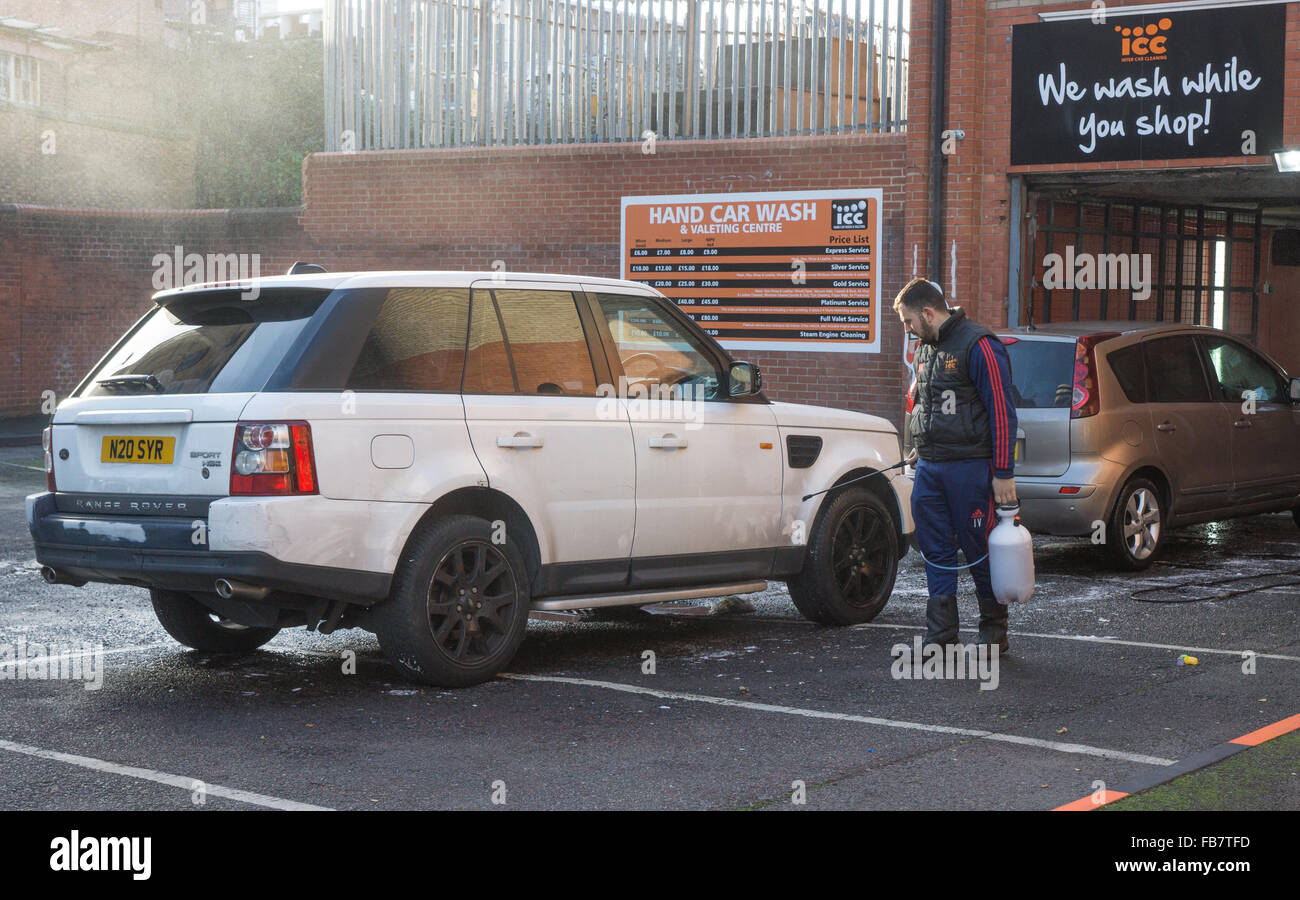 Service Auto waschen. Mädchen Arbeiter verwendet Turbo Trockner Tropfen  Wasser zu entfernen Stockfotografie - Alamy