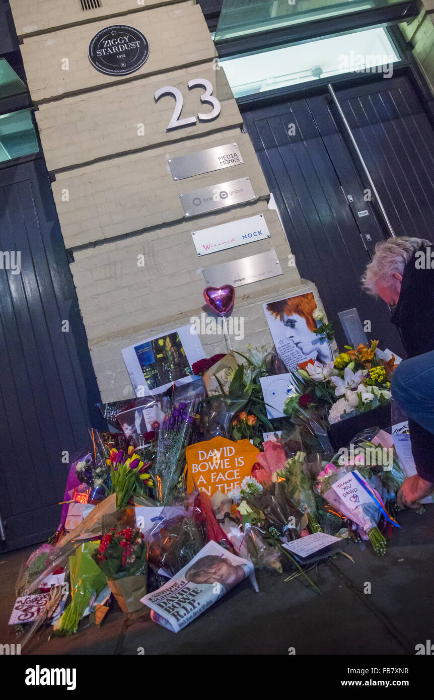 London, UK. 11th January, 2016. People gather on the streets of London on the day David Bowie died Credit:  Marcus Tylor/Alamy Live News Stock Photo