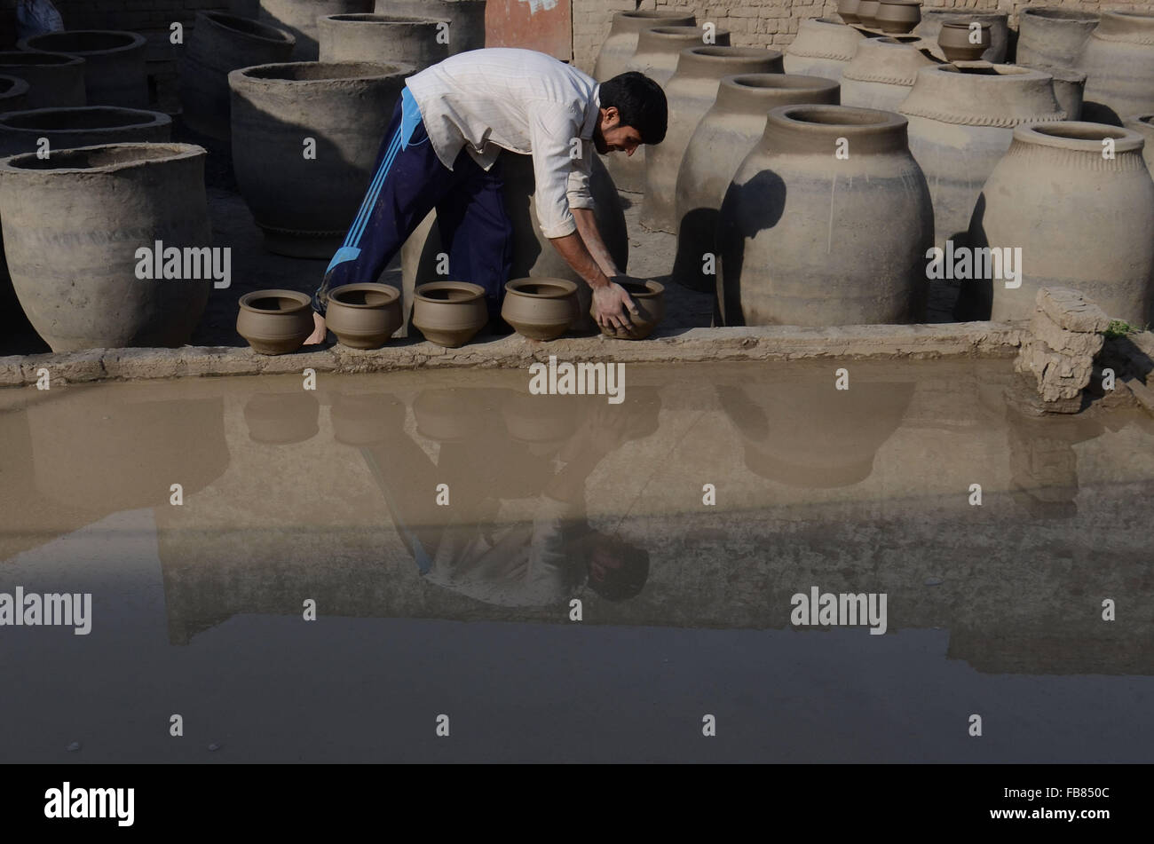 Lahore, Pakistan. 12th Jan, 2016. Pakistani workers busy in preparing