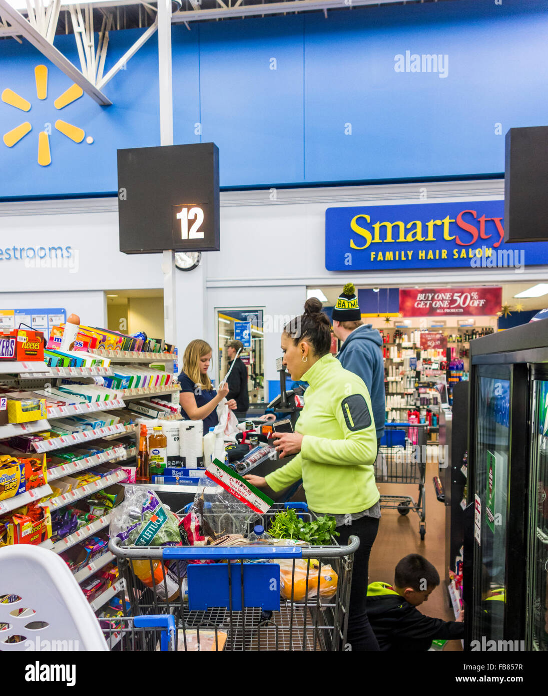 checkout line, Walmart Store, Pasco, Washington State, USA Stock Photo -  Alamy