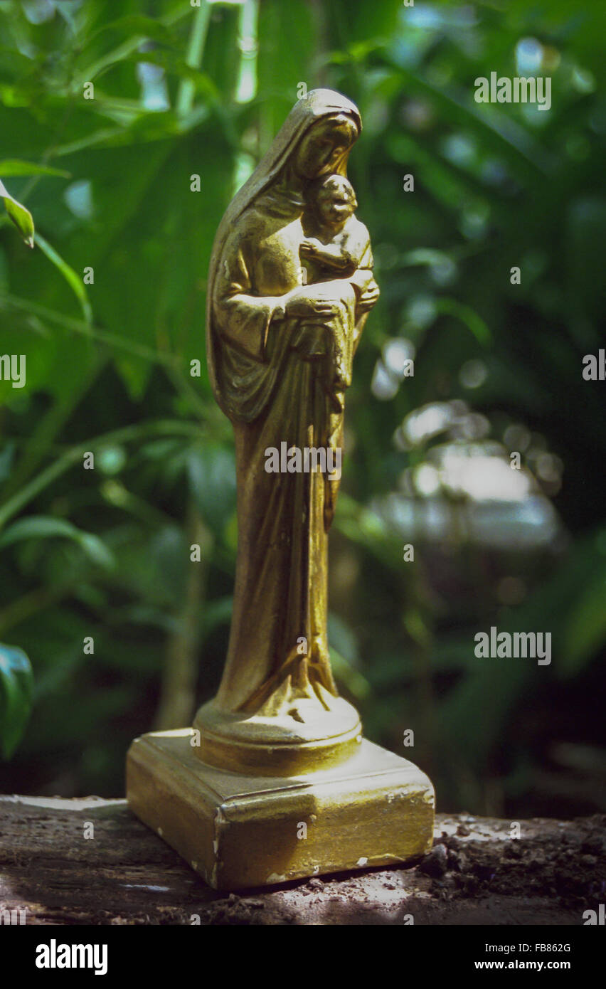 Golden mary jesus statue hi-res stock photography and images - Alamy
