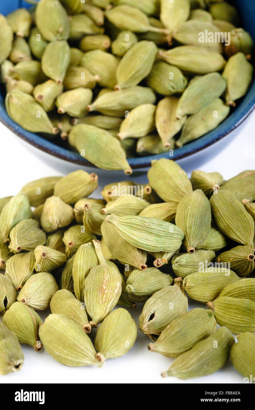 green cardamom pods in bowl Stock Photo Alamy