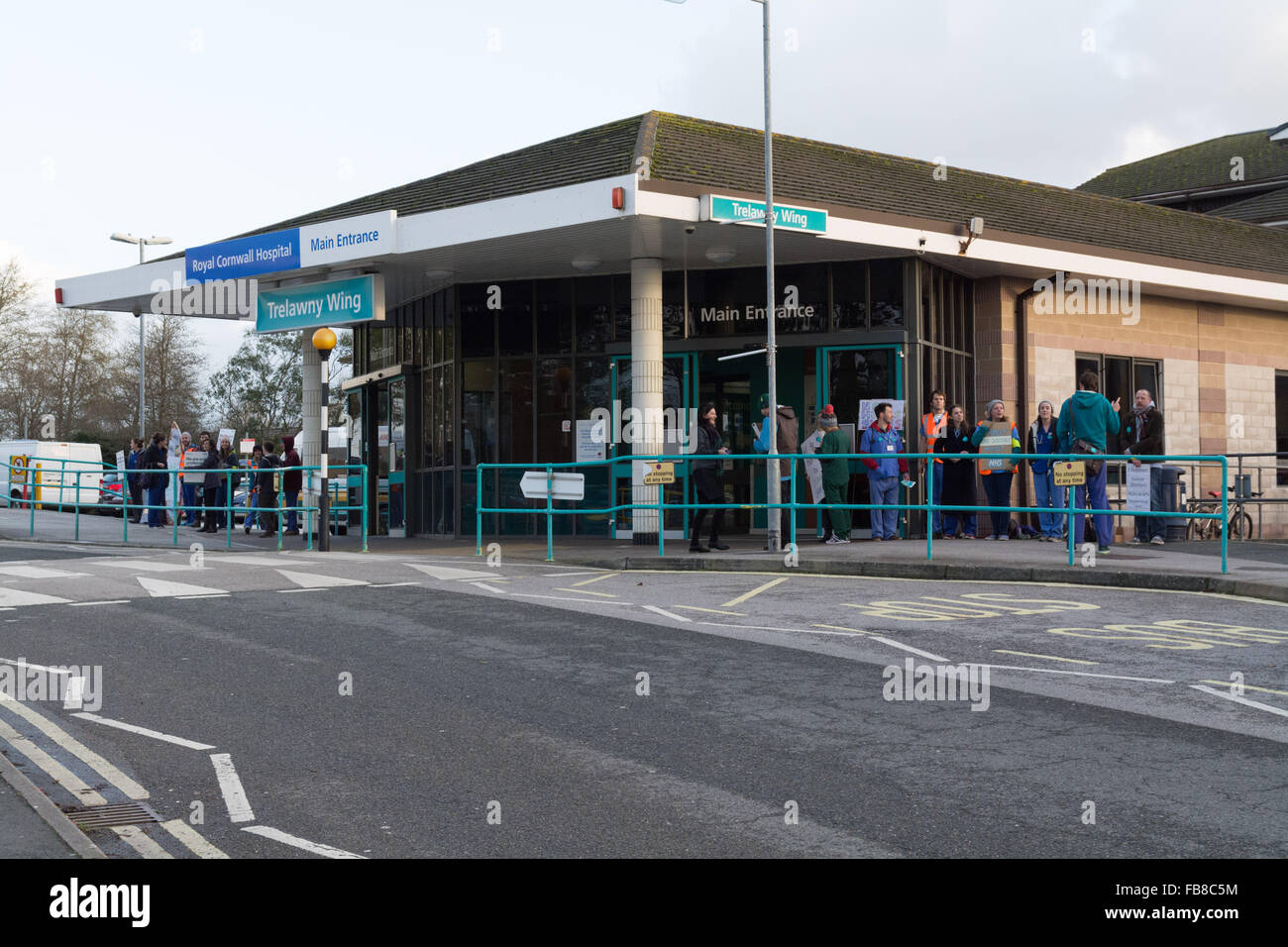 Truro, Cornwall, UK. 12th January 2016. Junior doctors protest outside Royal Cornwall Hospital in Truro, in the very far south west of the country. Credit:  Simon Maycock/Alamy Live News Stock Photo