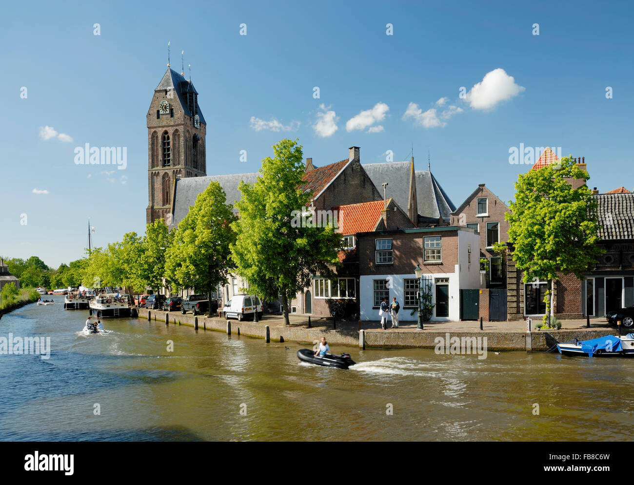 Noord-IJsselkade, Hollandsche IJssel and Grote Kerk (St. Michaelskerk), Oudewater, Utrecht, Netherlands Stock Photo