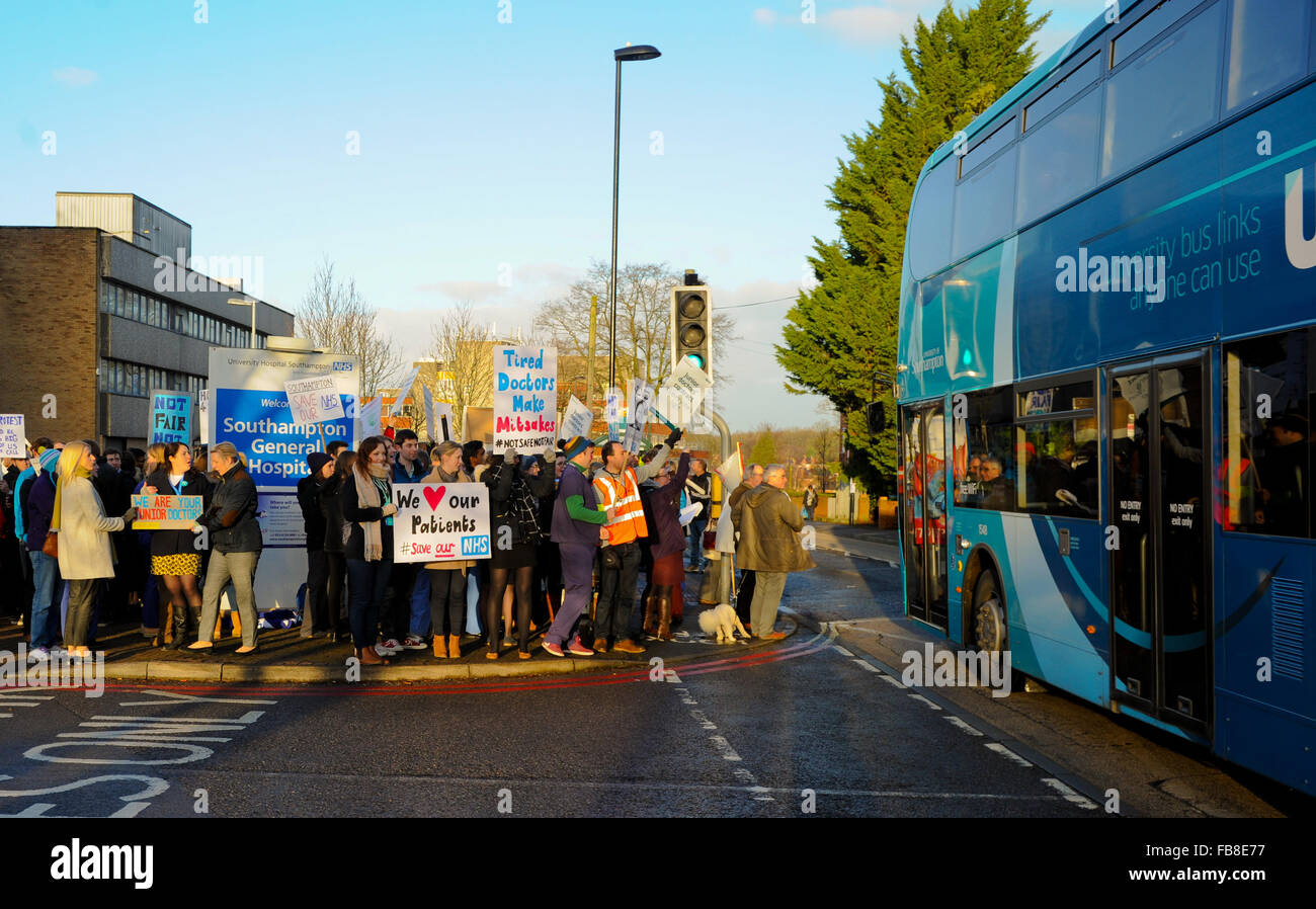 Southampton, UK. 12th January, 2016. NHS junior doctors begin strike action and set up a picket line outside the entrance to Southampton General hospital , as they begin protests to the proposed Goverment changes to hours and pay.  Junior doctors hold up signs outside Southampton general hospital entrace and receive beeps of support from some drivers including a university teaching  bus that pulled up alongside to offer support Credit:  PBWPIX/Alamy Live News Stock Photo