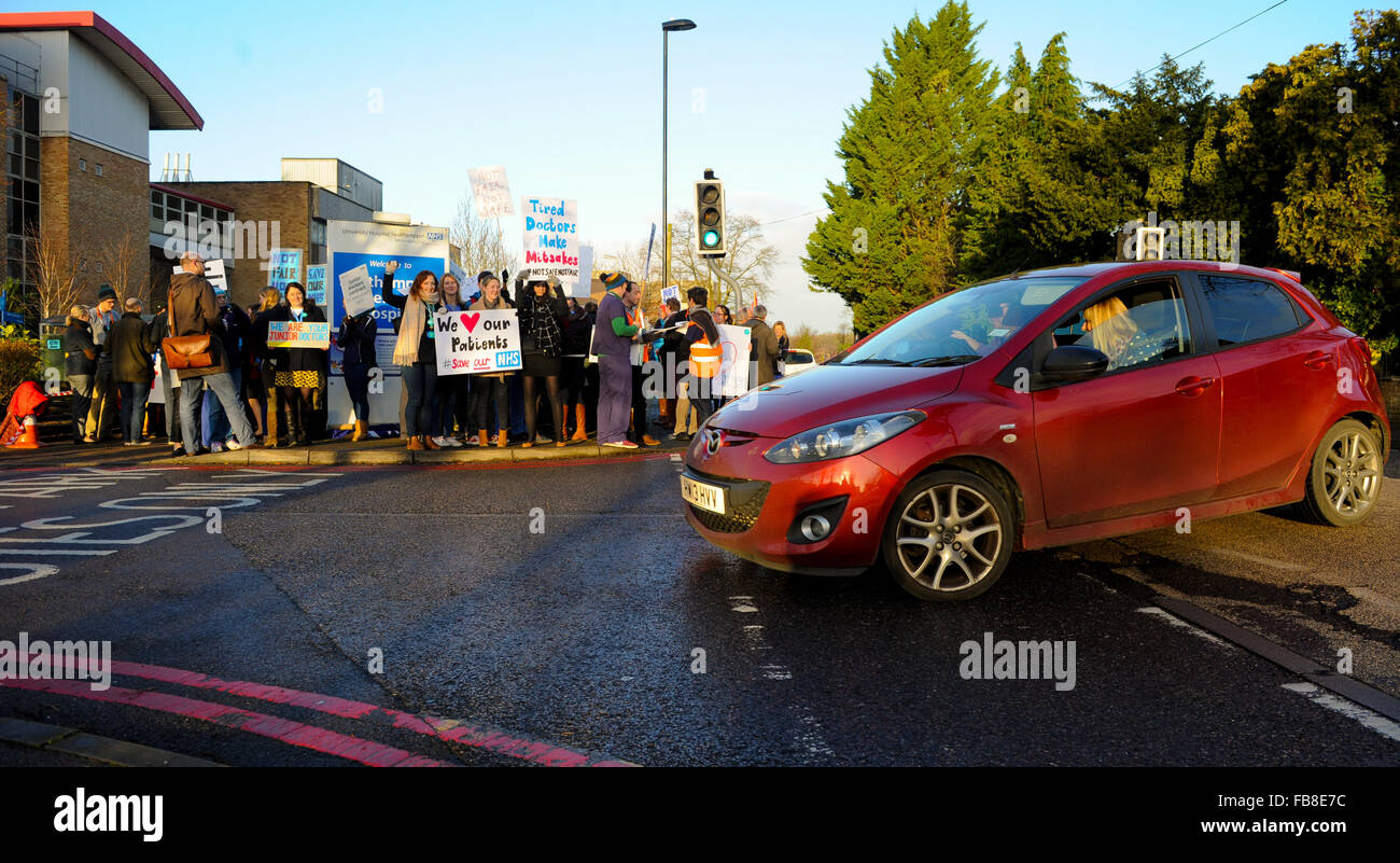 Southampton, UK. 12th January, 2016. NHS junior doctors begin strike action and set up a picket line outside the entrance to Southampton General hospital , as they begin protests to the proposed Goverment changes to hours and pay.  Junior doctors hold up signs outside Southampton general hospital entrace and receive beeps of support from some drivers as they enter the hospital grounds. Credit:  PBWPIX/Alamy Live News Stock Photo