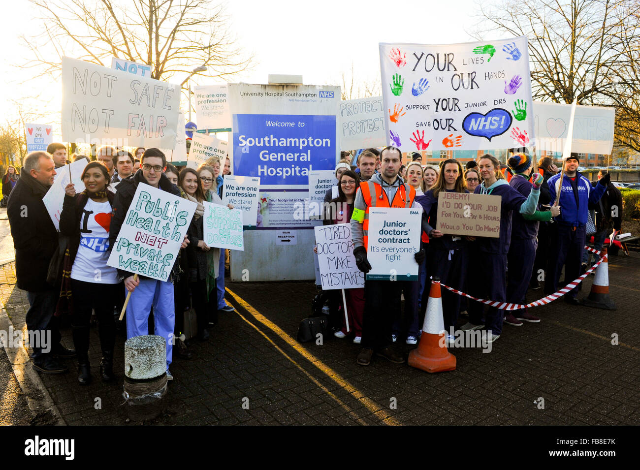 Southampton, UK. 12th January, 2016. NHS junior doctors begin strike action and set up a picket line outside the entrance to Southampton General hospital , as they begin protests to the proposed Goverment changes to hours and pay. Credit:  PBWPIX/Alamy Live News Stock Photo