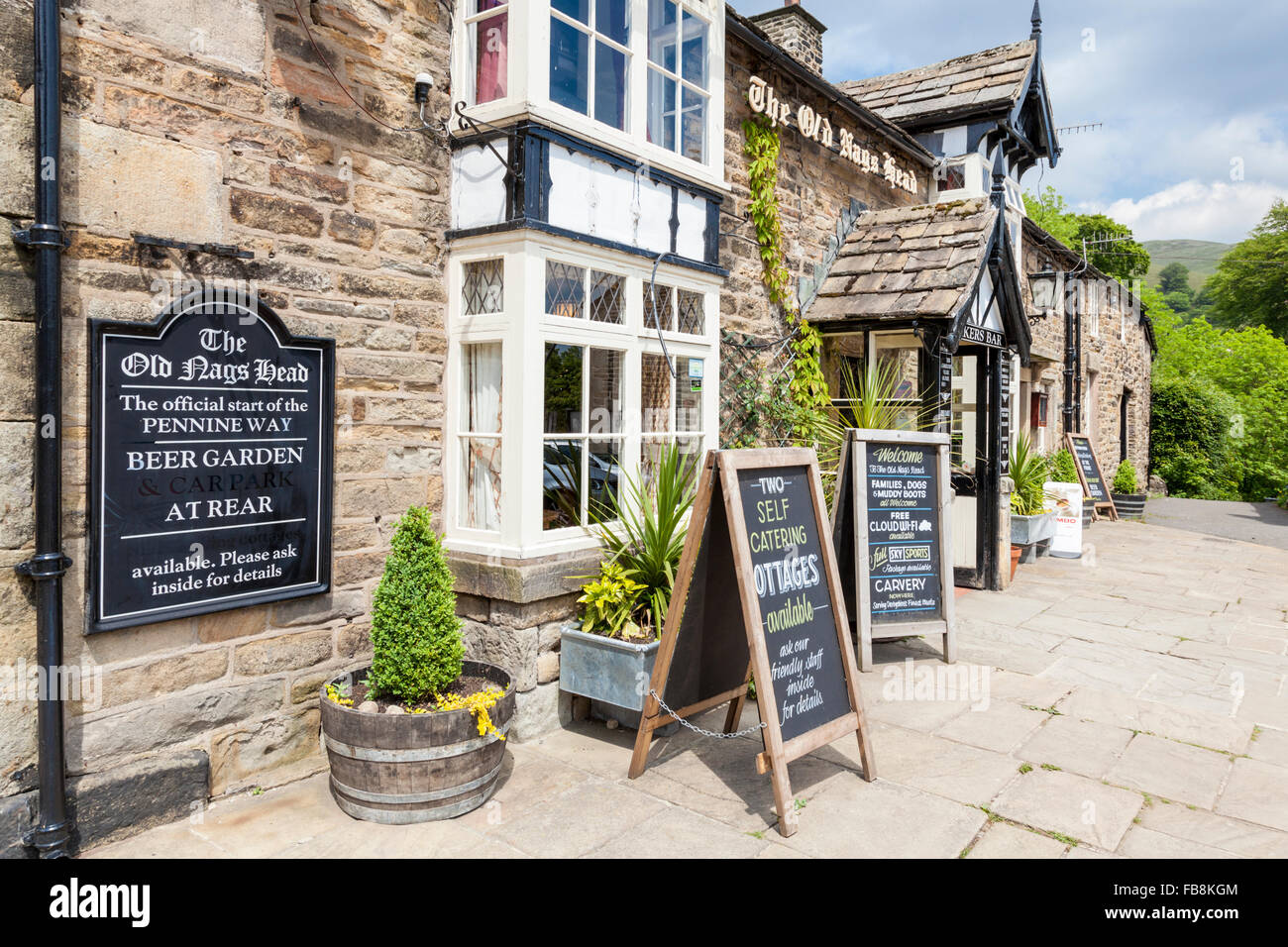 Derbyshire pubs. The Old Nag's Head pub at Edale, Derbyshire, England, UK Stock Photo