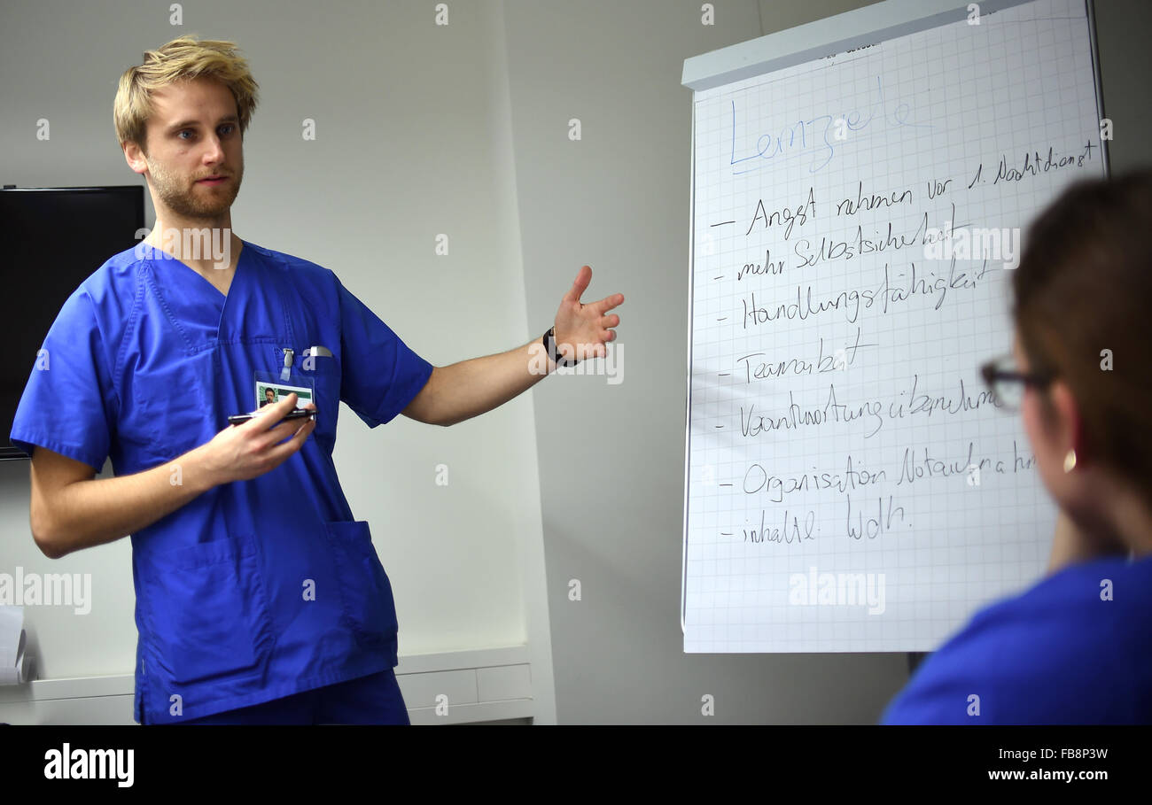 Berlin, Germany. 09th Jan, 2016. Tutor Simon explains the procedure during the training exercise 'Simulierte Rettungsstelle' (lit. simulated emergency room), at the Charite teaching hospital in Berlin, Germany, 09 January 2016. In groups of five, students train for real situations in the emergency room. PHOTO: BRITTA PEDERSEN/DPA/Alamy Live News Stock Photo