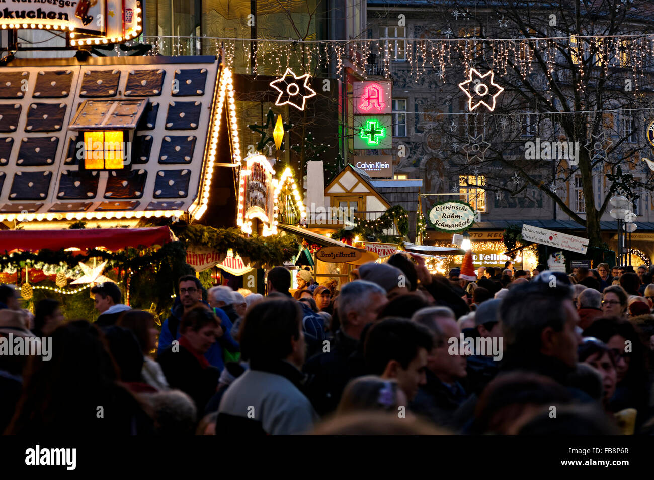 Shoppers at the German Christmas markets, Munich, Upper Bavaria, Germany, Europe. Stock Photo