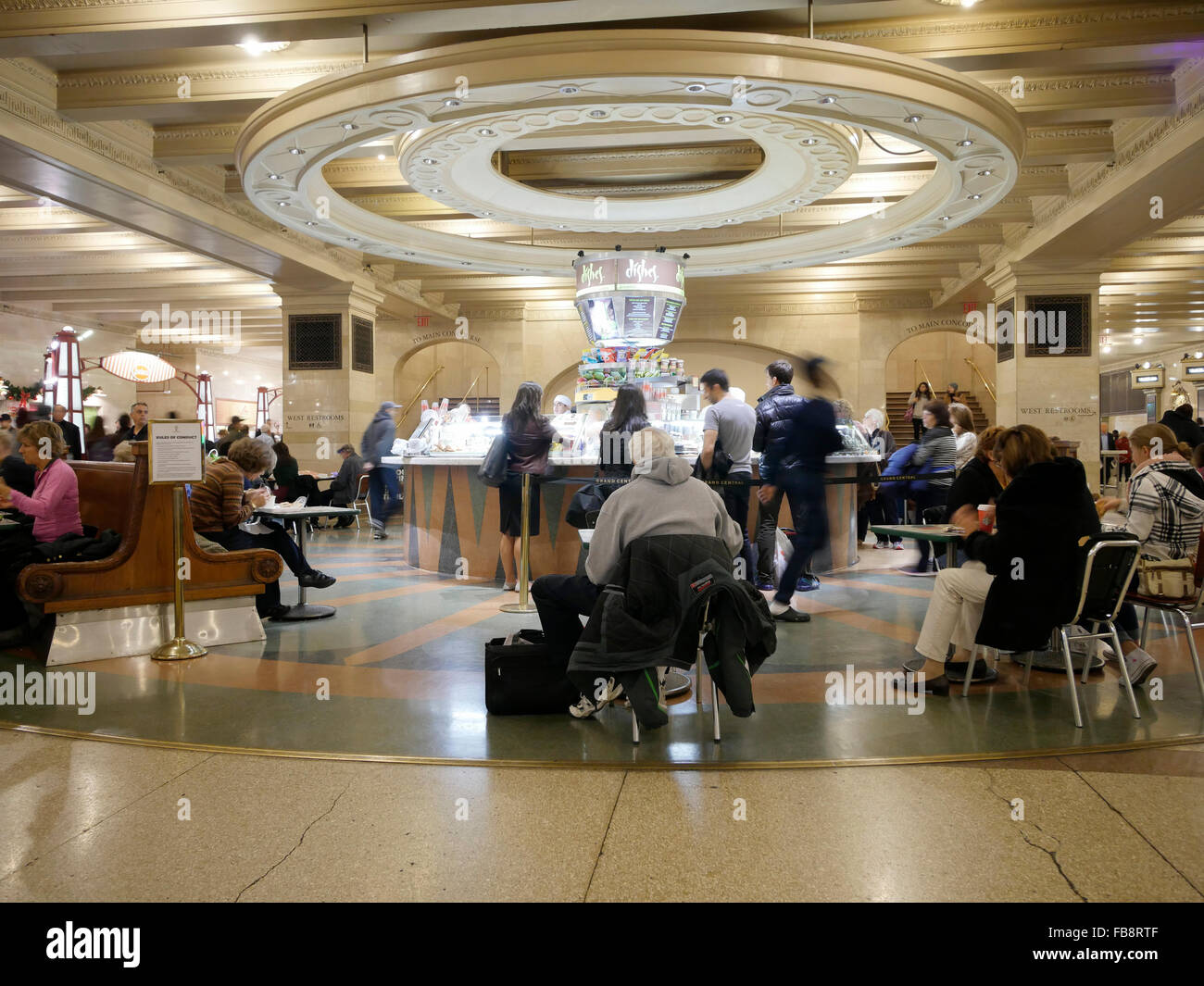 People eating in the Grand Central Dinning Concourse, Lower level, Grand Central Terminal, Manhattan, New York, USA Stock Photo