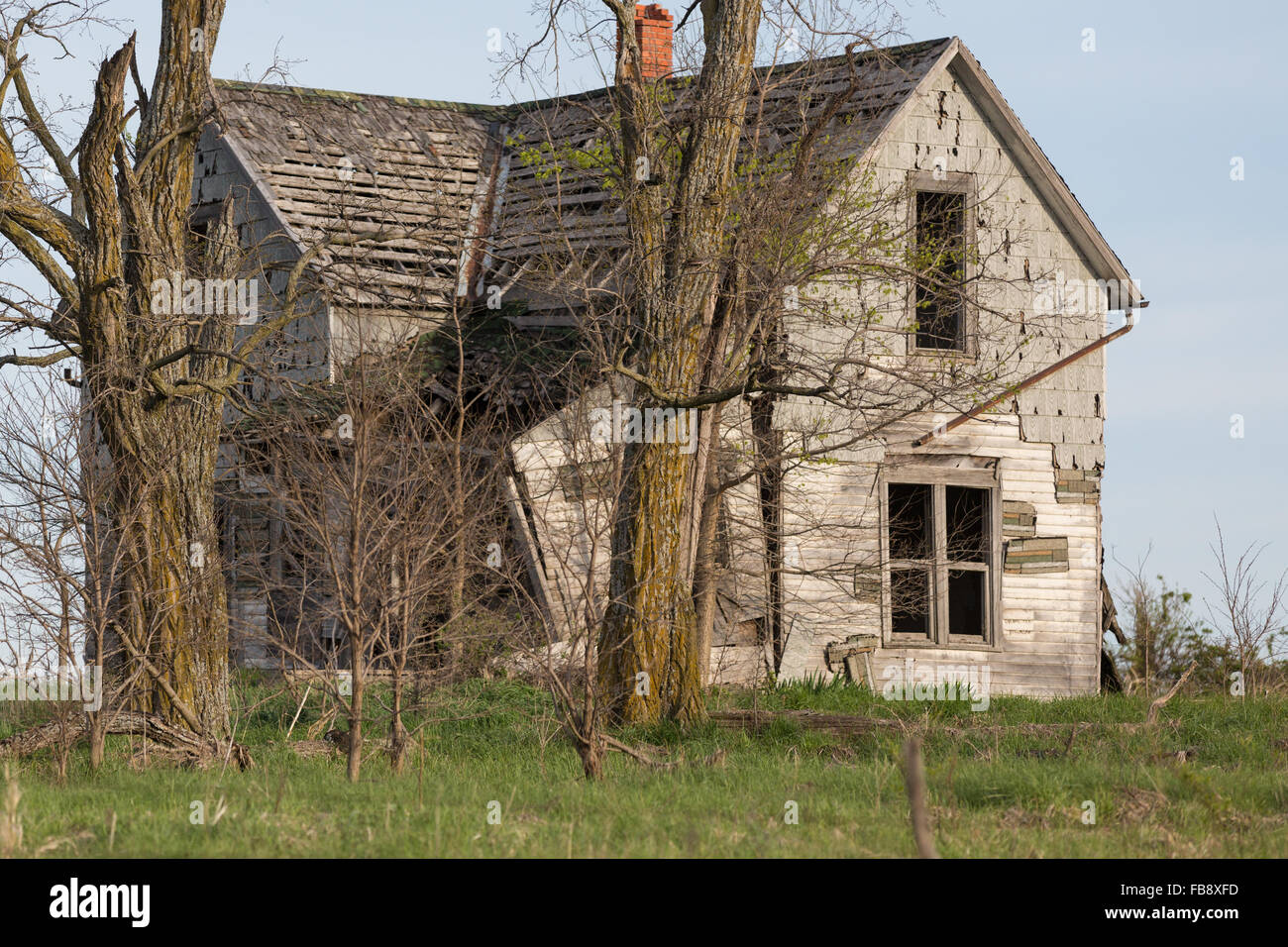 Old, abandoned and dilapidated farm house in rural Missouri Stock Photo