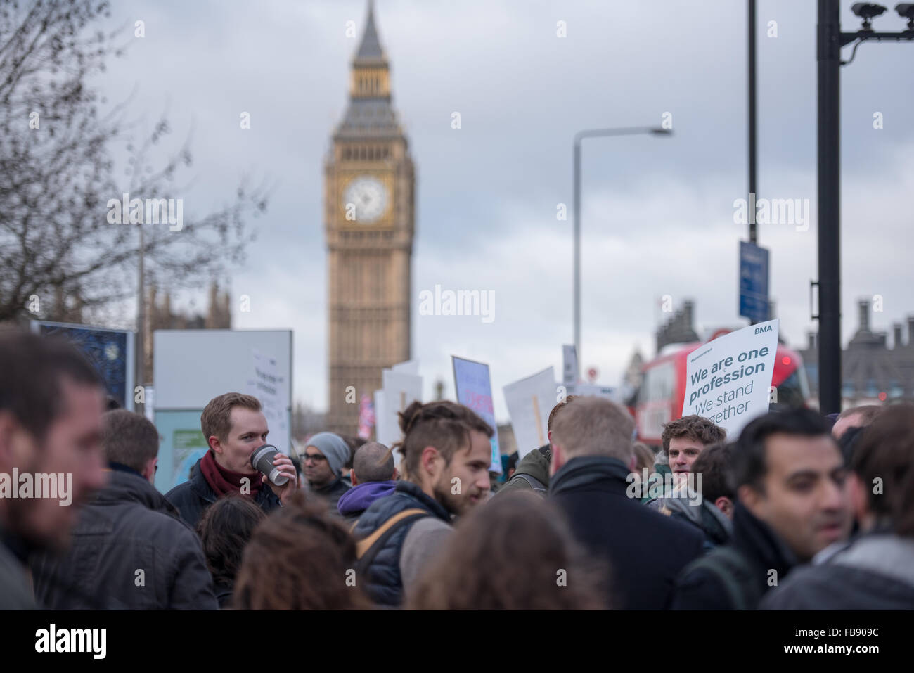 St Thomas’ Hospital, London, UK. 12th January, 2016. Junior Doctors picket St Thomas' hospital under the gaze of Big Ben Credit:  Ian Davidson/Alamy Live News Stock Photo