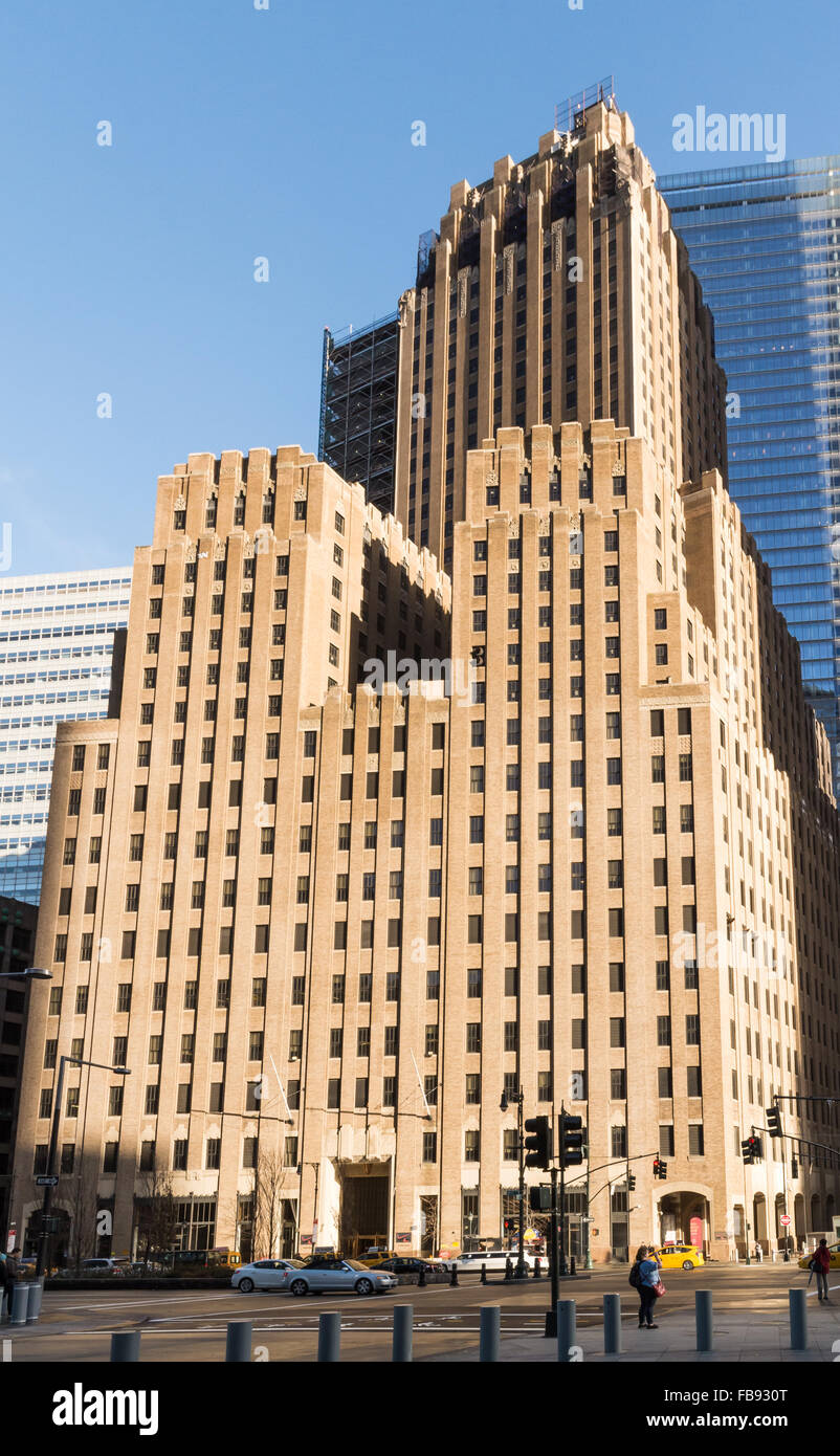 The Verizon (Barclay Vesey) Building, an art deco landmark, on 140 West Street in downtown Manhattan against a vivid blue sky Stock Photo