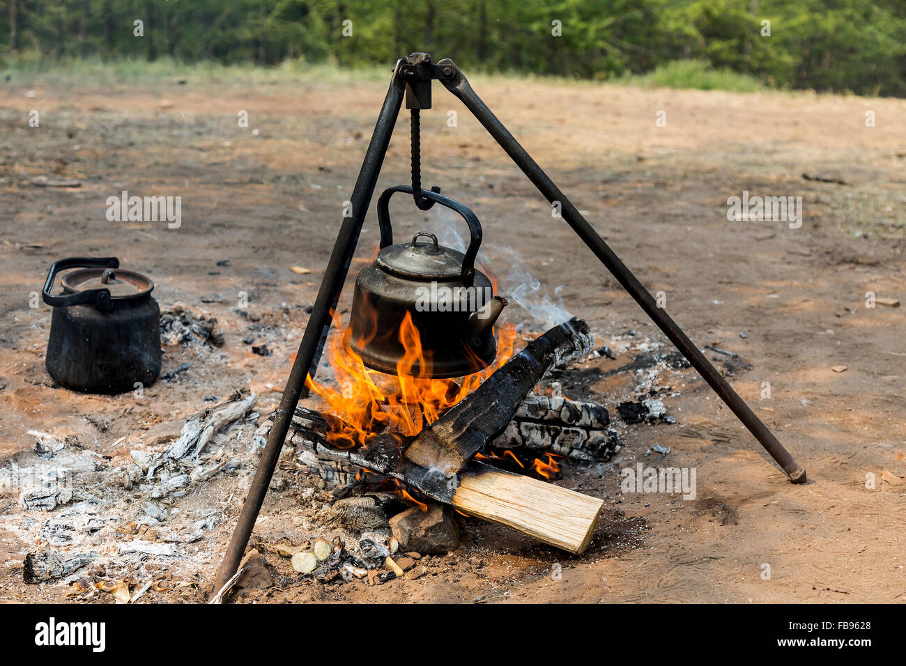 https://c8.alamy.com/comp/FB9628/kettle-hanged-upon-a-fire-at-a-campground-in-olkhon-island-lake-baikal-FB9628.jpg