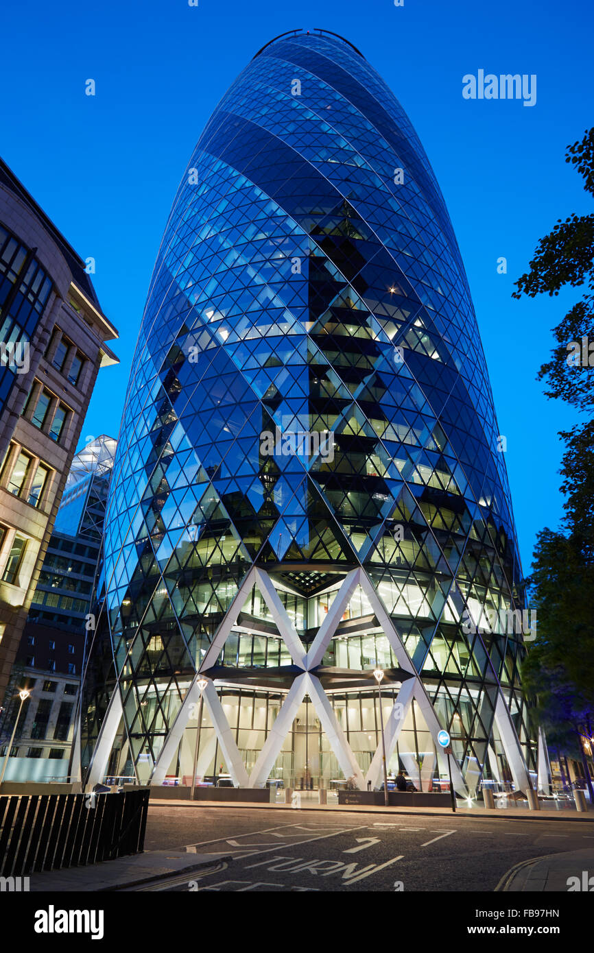 30 St Mary Axe building or Gherkin illuminated at night in London Stock Photo