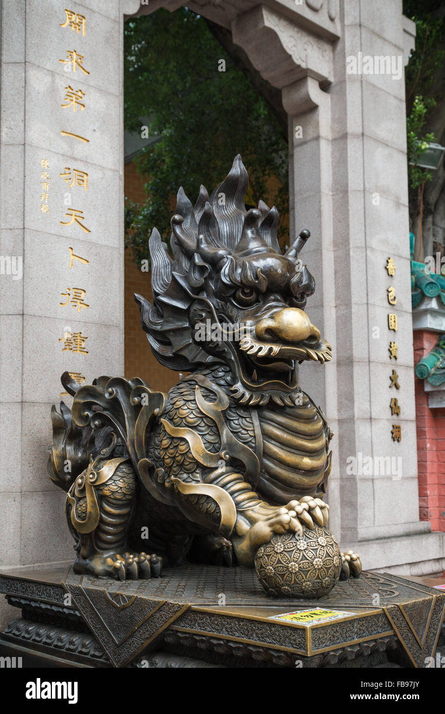 Dragon statue at the main entrance gate to the Sik Sik Yuen Wong Tai Sin Temple in Hong Kong, China. Stock Photo