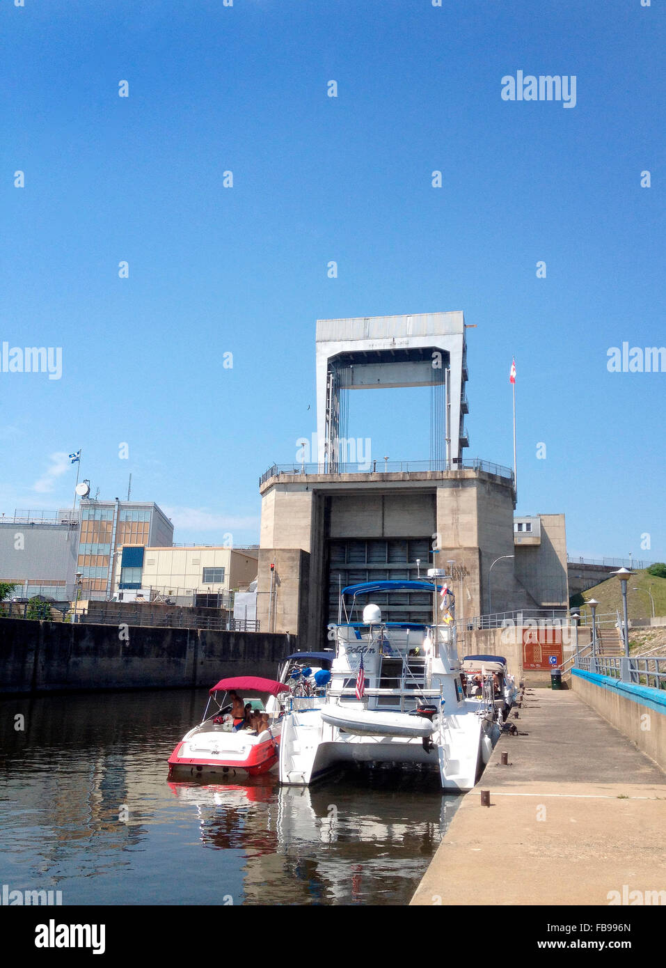 Boats awating to go through Carillon locks Stock Photo Alamy