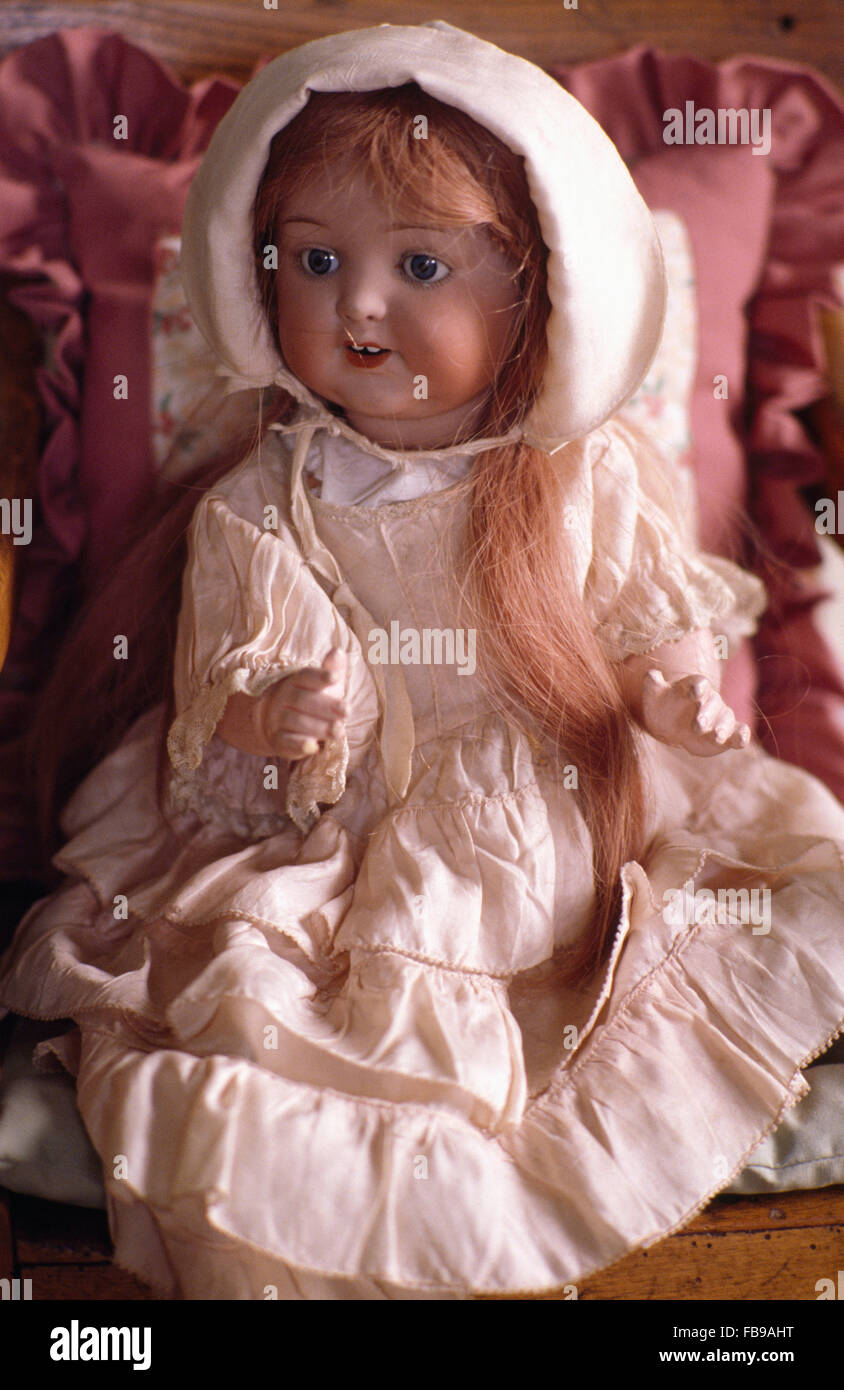 Close-up of an antique Victorian doll Stock Photo - Alamy