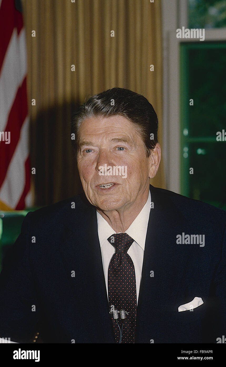 Washington DC., USA, 30th June, 1985 President Ronald Reagan delivers an address to the nation from the Oval Office of the White House announcing the release of the hostages from TWA flight 847 that was hijacked  by Shiite Hezbollah terrorists on June 14th.  Credit: Mark Reinstein Stock Photo