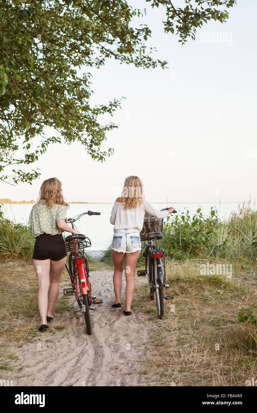 Teenagers girls rear view hi-res stock photography and images - Alamy