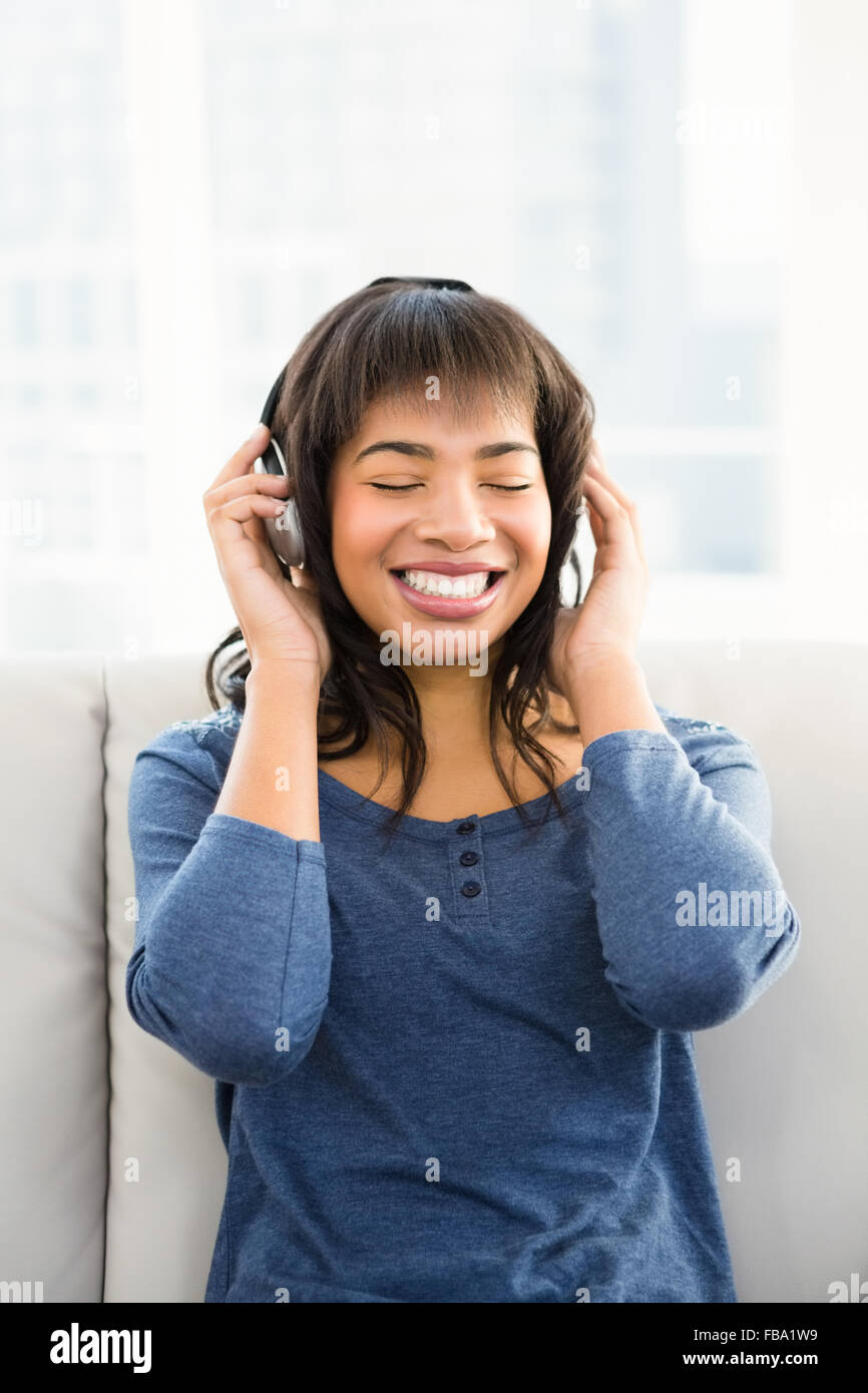 Smiling black woman listening hi-res stock photography and images - Alamy