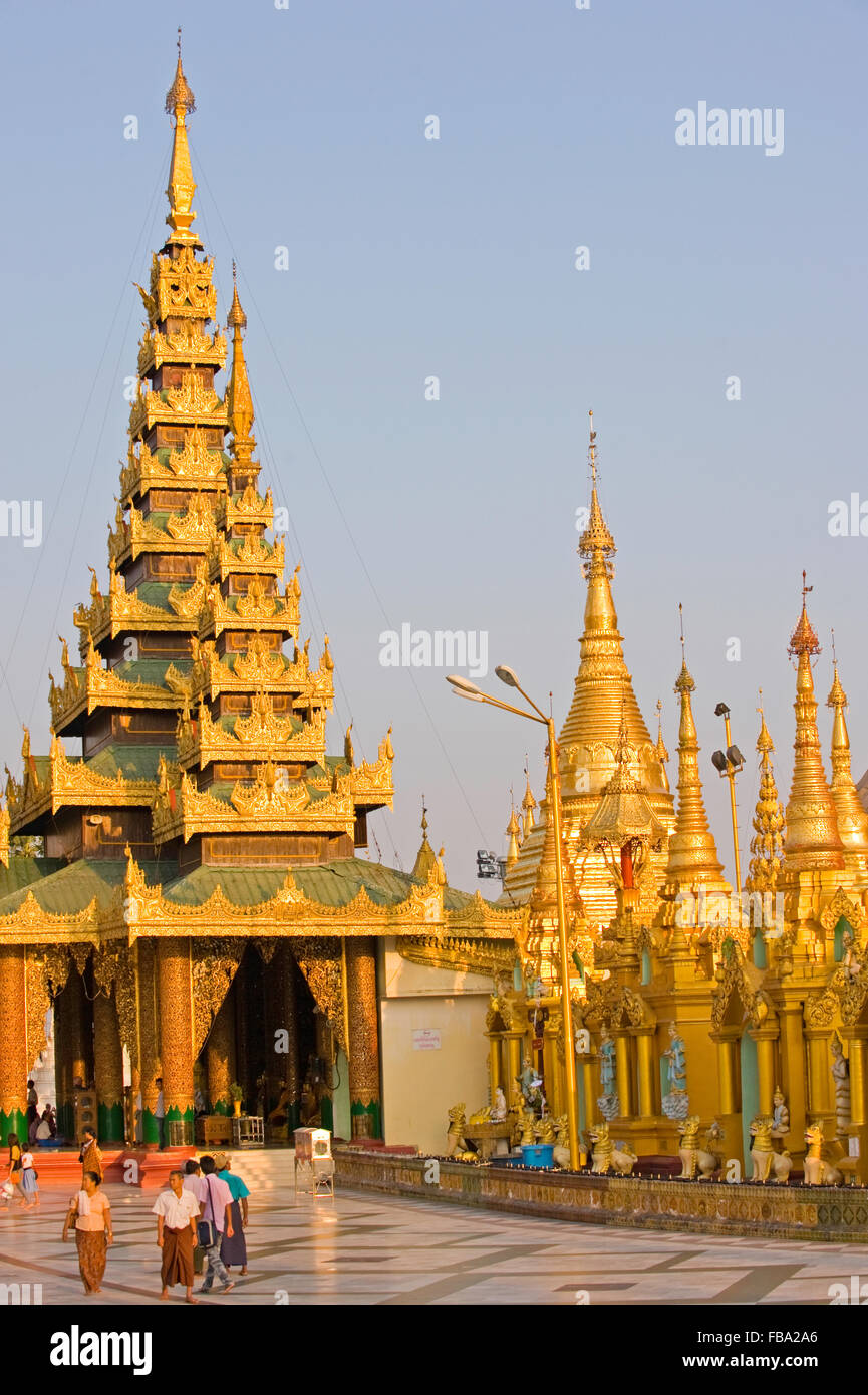 Visitors to the magnificent Shwedagon Paya, Yangon, Myanmar Stock Photo
