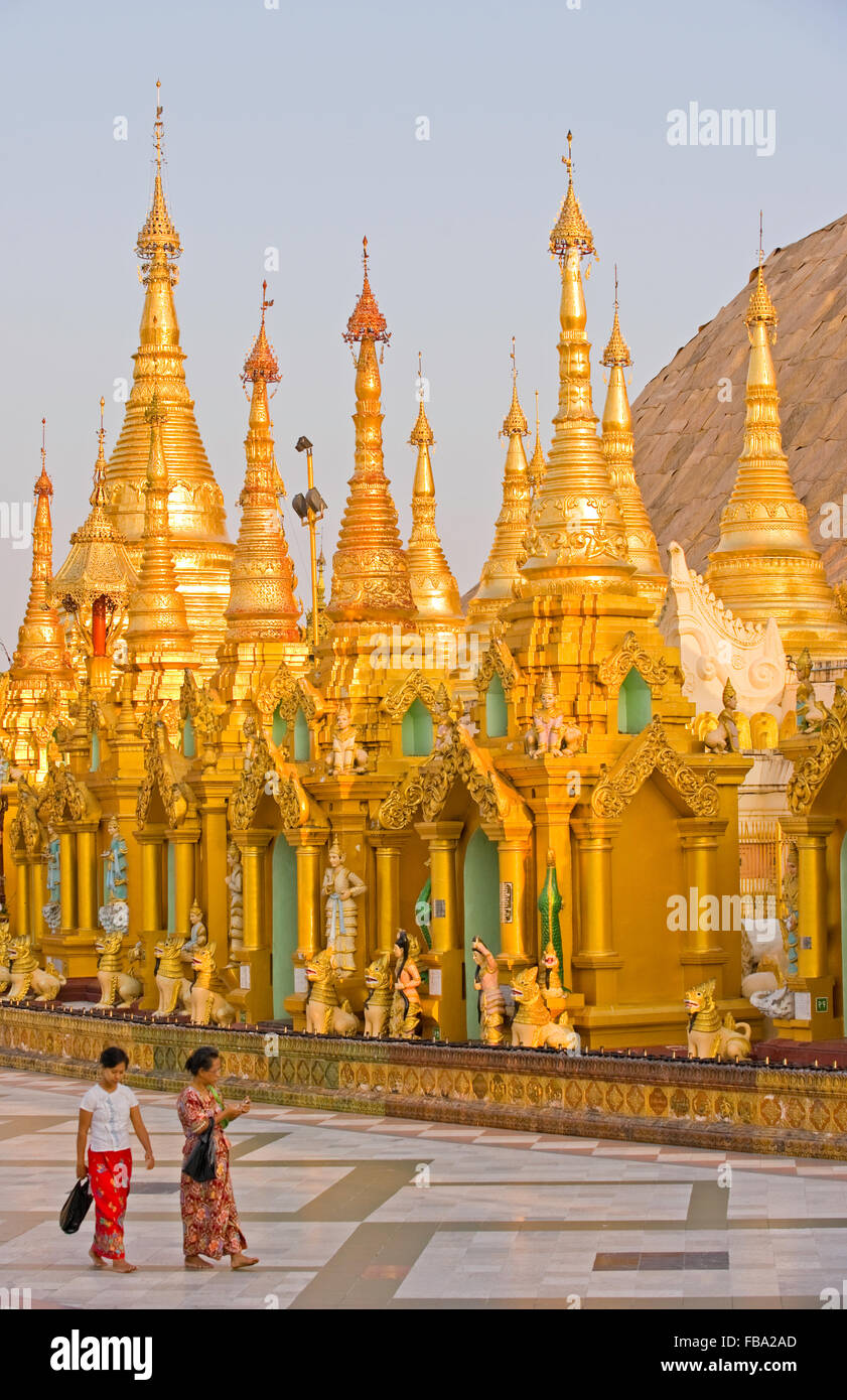 Visitors to the magnificent Shwedagon Paya, Yangon, Myanmar Stock Photo