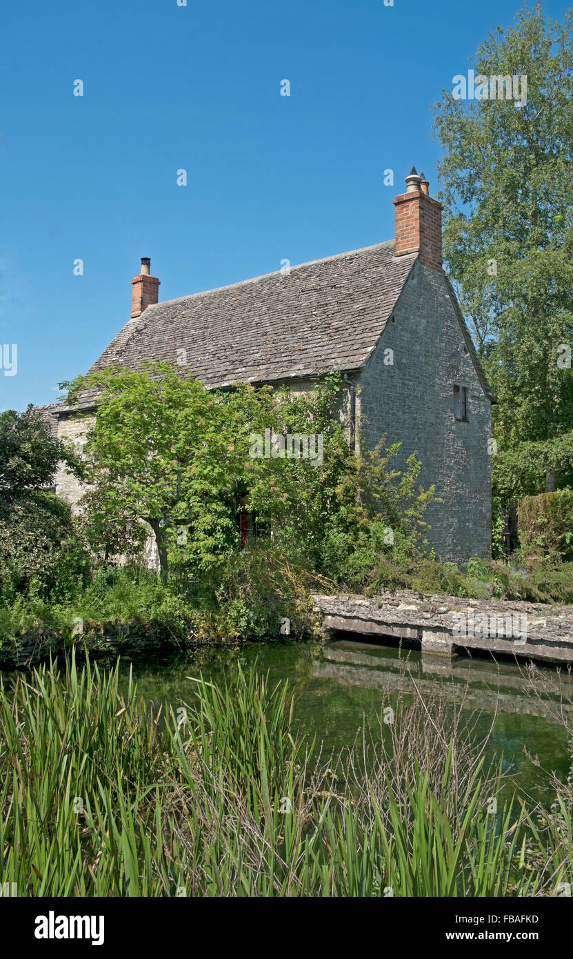 Ashton Keynes, Wiltshire, House By River Thames, England Stock Photo