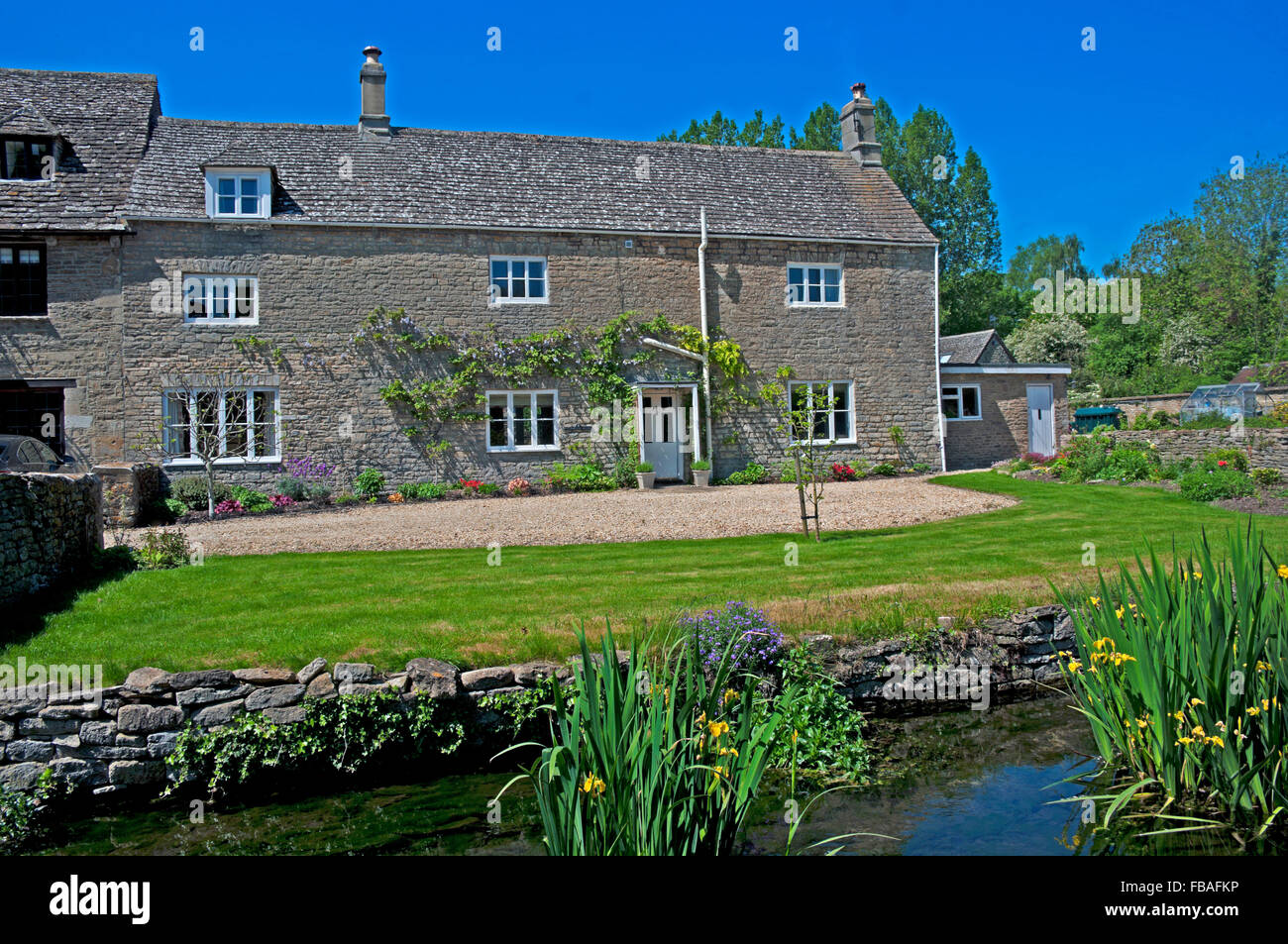Ashton Keynes, Wiltshire, House By River Thames, England Stock Photo Alamy