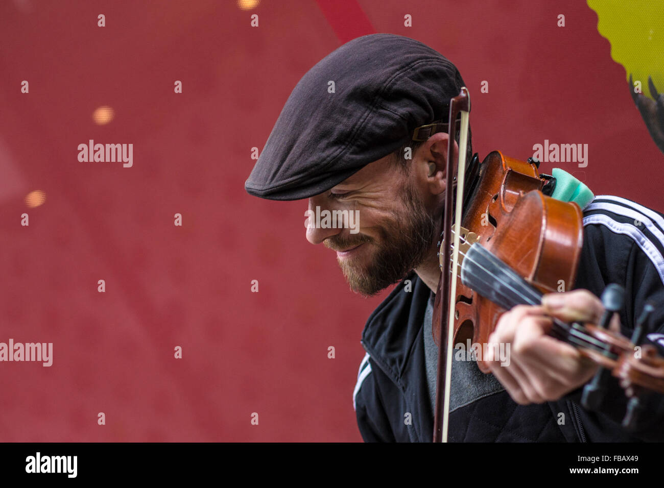 Violin busker hires stock photography and images Alamy