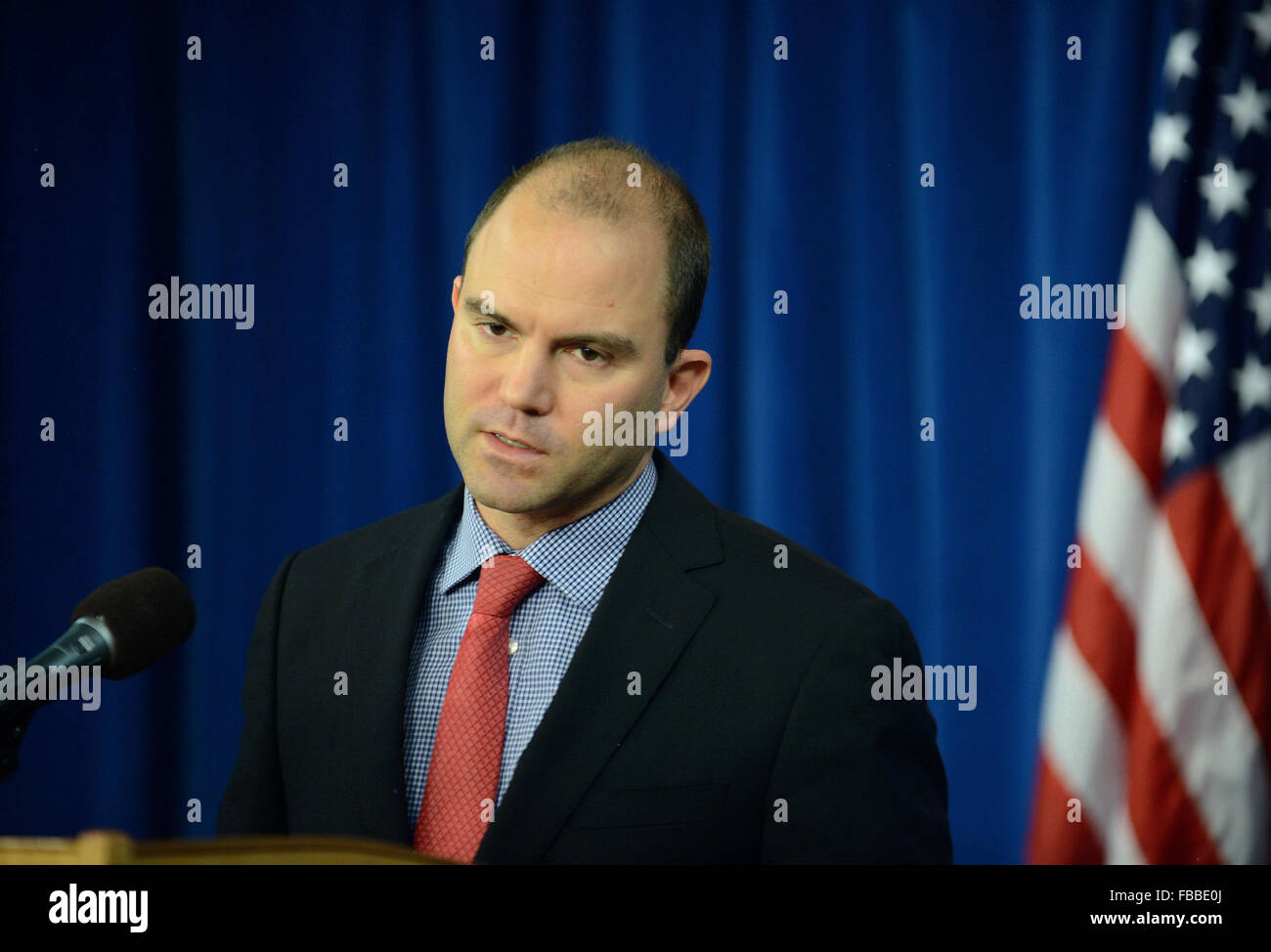 (160114)-- WASHINGTON D.C., Jan. 14, 2016 (Xinhua) -- White House Deputy National Security Advisor for Strategic Communications Ben Rhodes speaks during a press briefing at the Foreign Press Center in Washington, DC, the United States, Jan. 13, 2016. (Xinhua/Jiao Min) Stock Photo