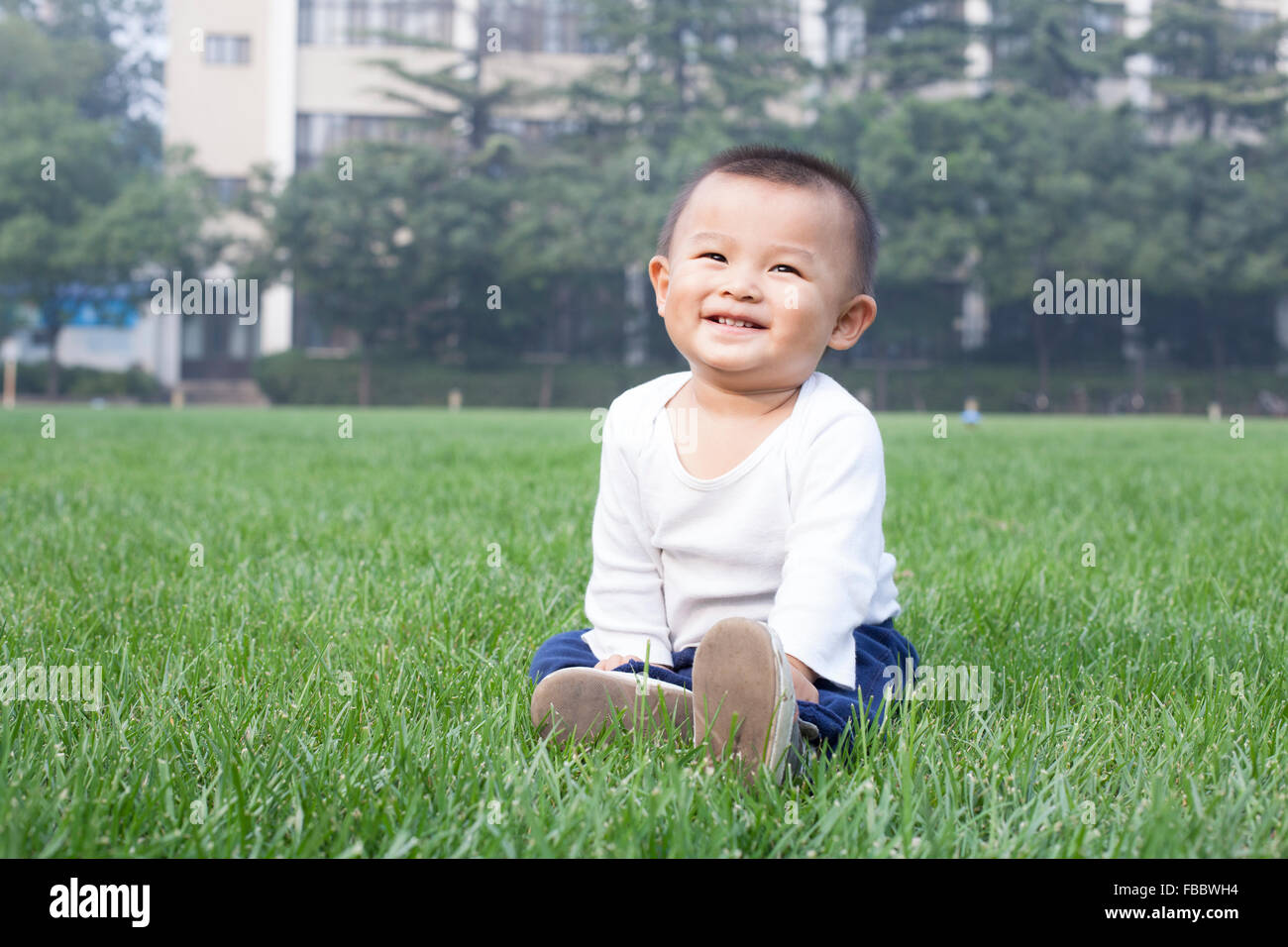 Cute boy sitting outdoors hi-res stock photography and images - Alamy