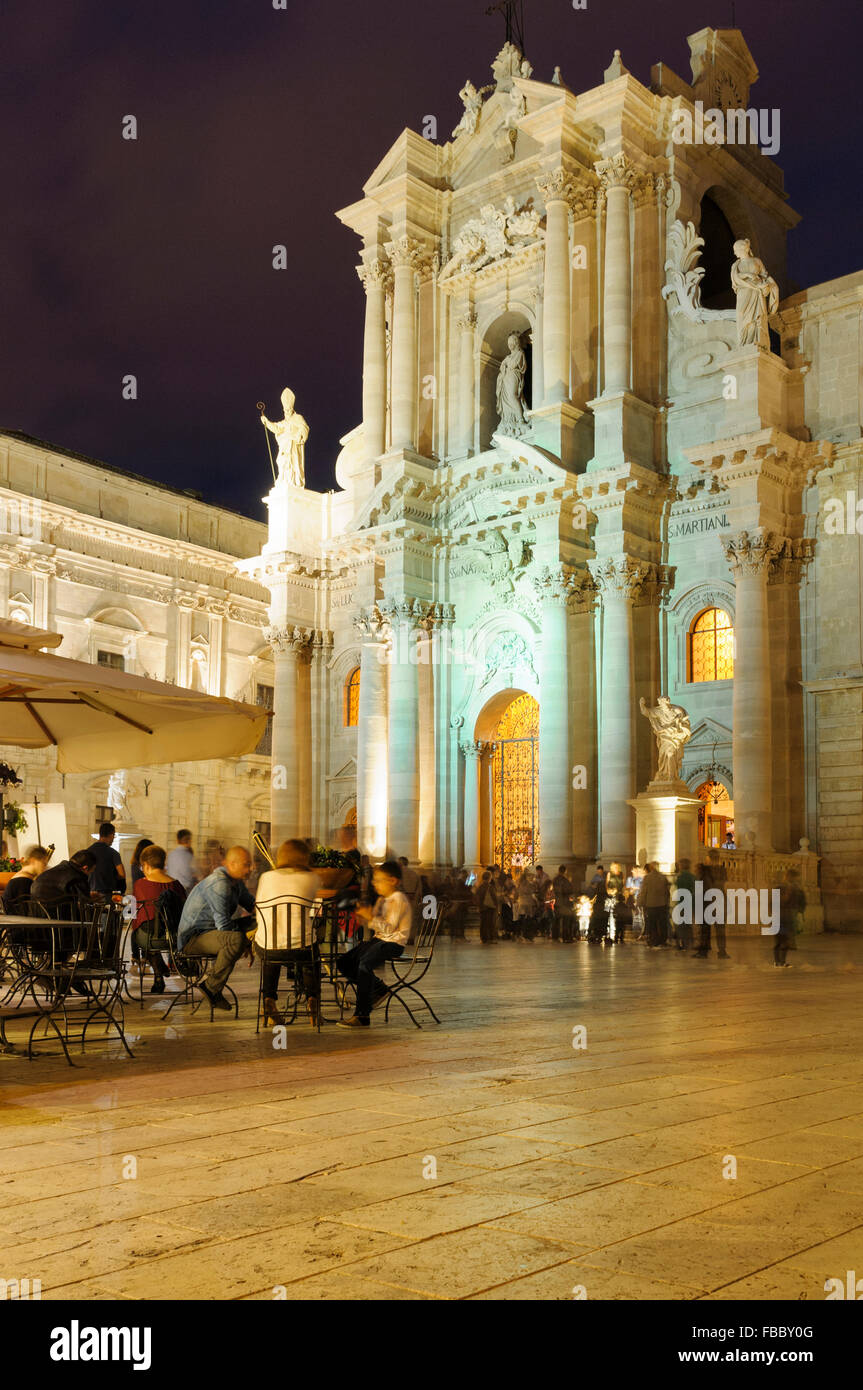 Nighttime at a cafe in the Piazza del Duomo with the baroque facade of the Cathedral, Syracuse in the background, Sicily, Italy Stock Photo