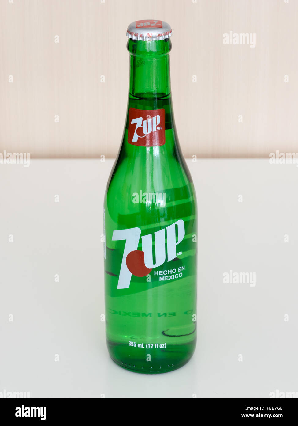 A glass bottle of 7 Up soda, produced in Mexico Stock Photo - Alamy