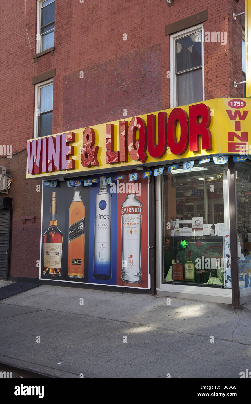 Liquor store along Lexington Avenue in Spanish Harlem, NYC Stock Photo