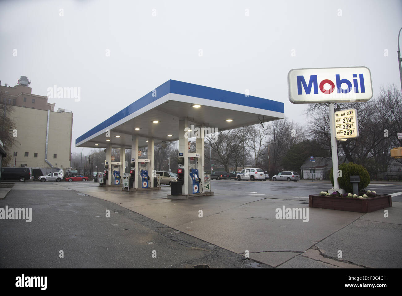 Mobil gas station hires stock photography and images Alamy