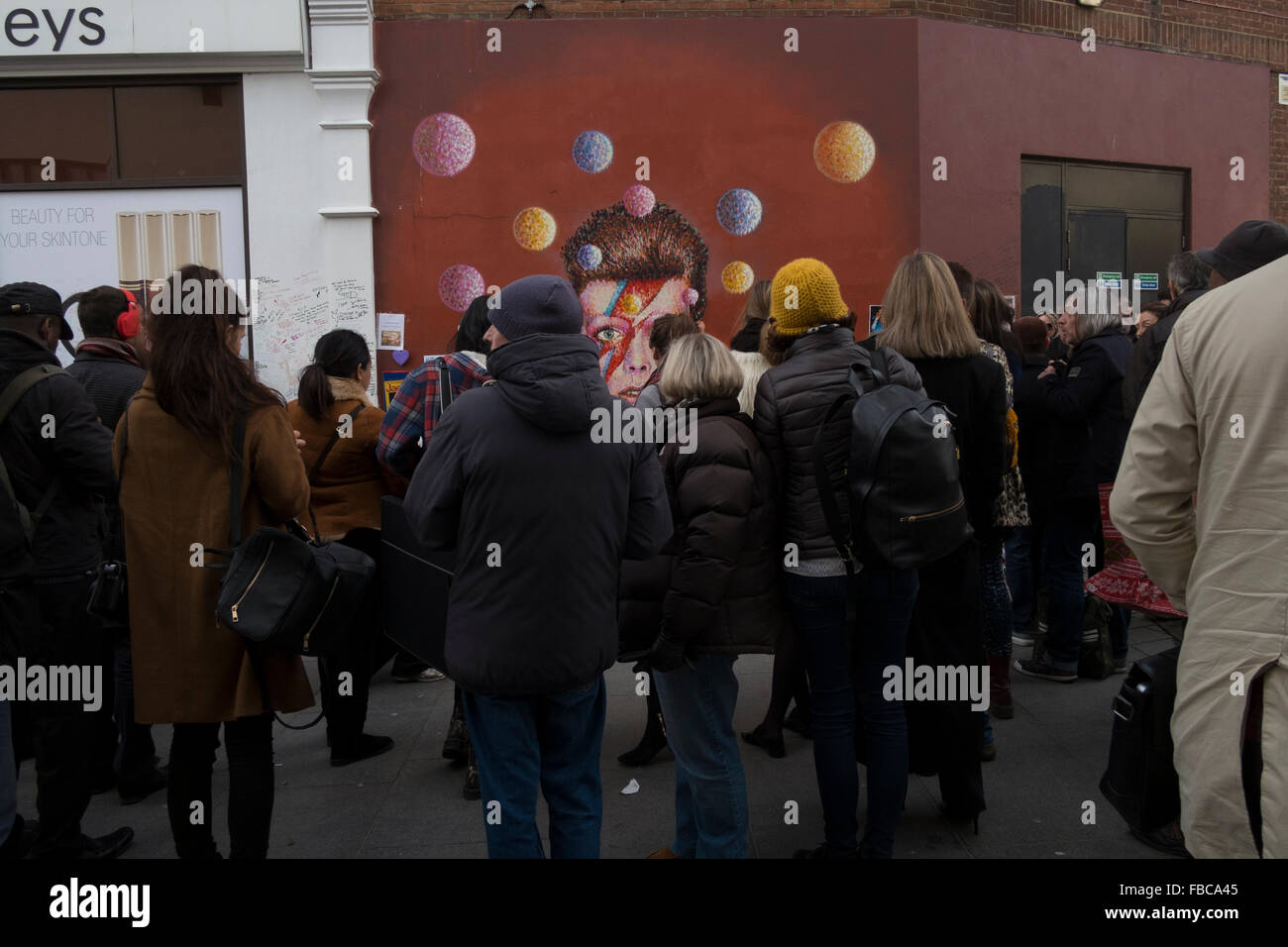 London, UK. 13th Jan, 2016.Fans pay tribute to David Bowie at a mural ...