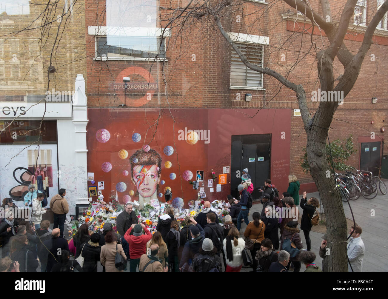 London, UK. 13th Jan, 2016.Fans pay tribute to David Bowie at a mural ...