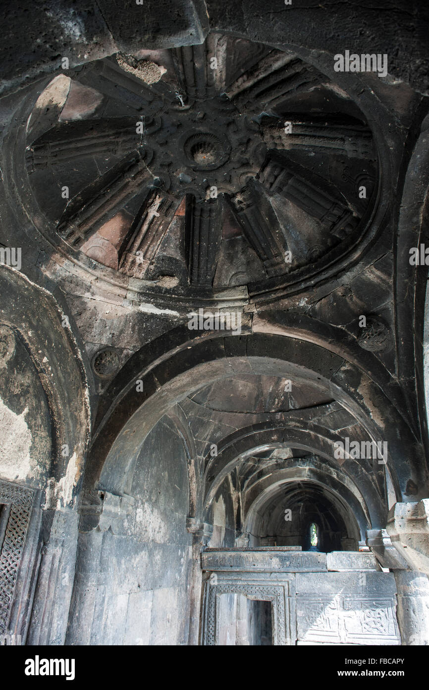 Georgien, Samtskhe-Javakheti, Zarzma Kloster, Aussengang der Hauptkirche des Klosters vom Anfang des 14. Jahrhunderts Stock Photo