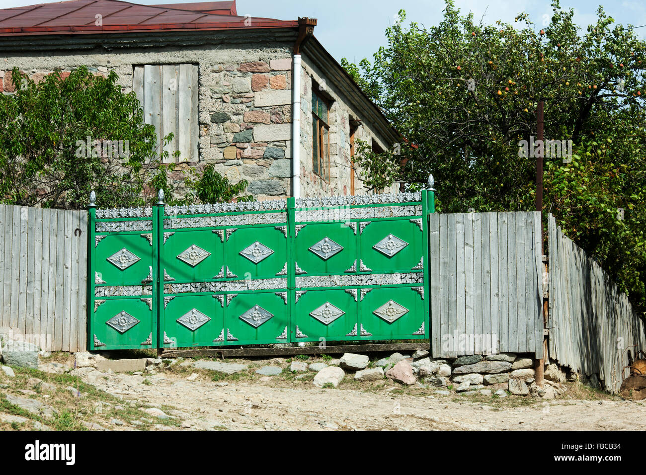 Georgien, Samtskhe-Javakheti, Adigeni, schönes Tor im Dorf Stock Photo