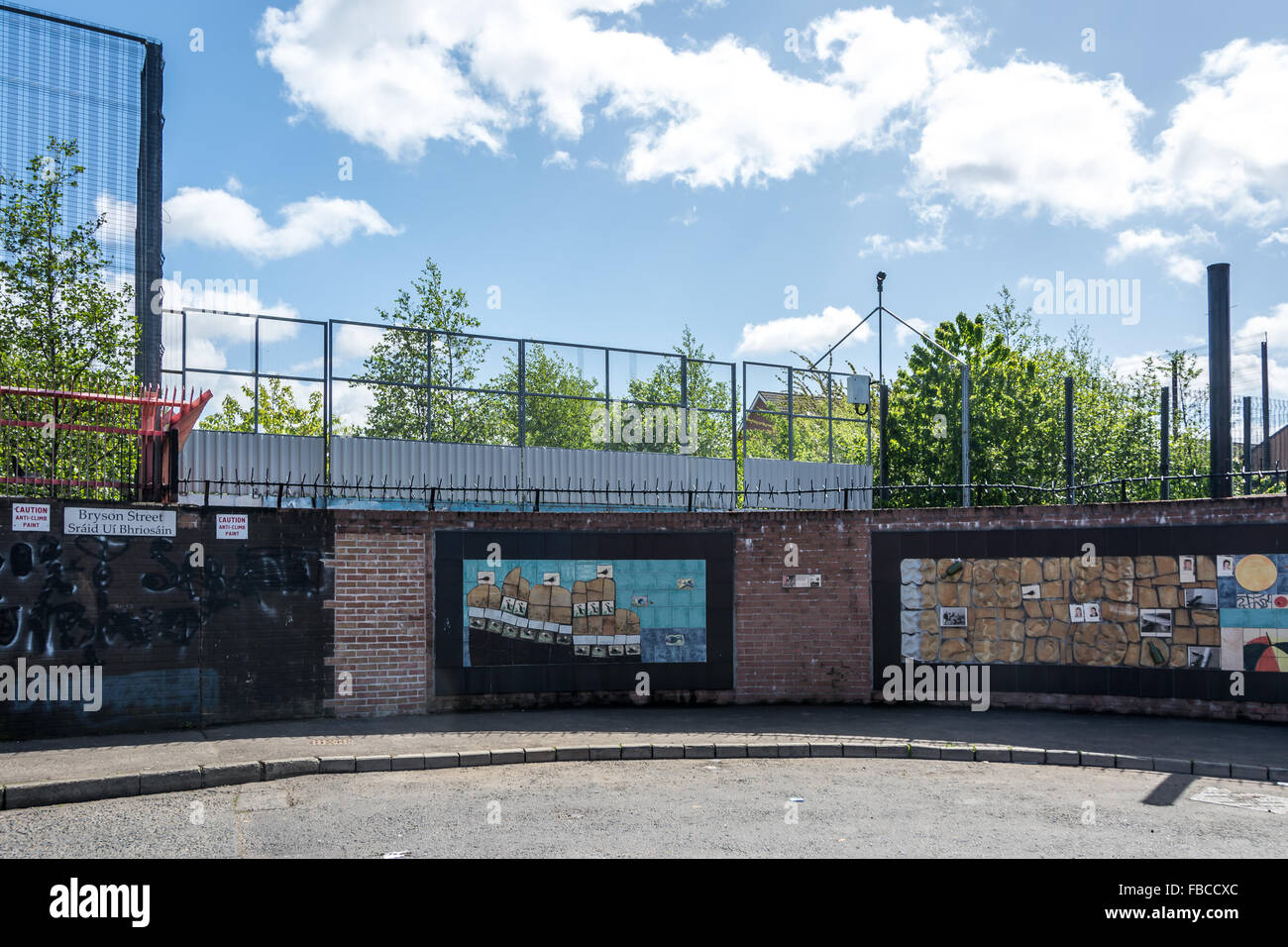 A peace wall dividing the Nationalist Short Strand area from Loyalist Easy  Belfast Stock Photo - Alamy