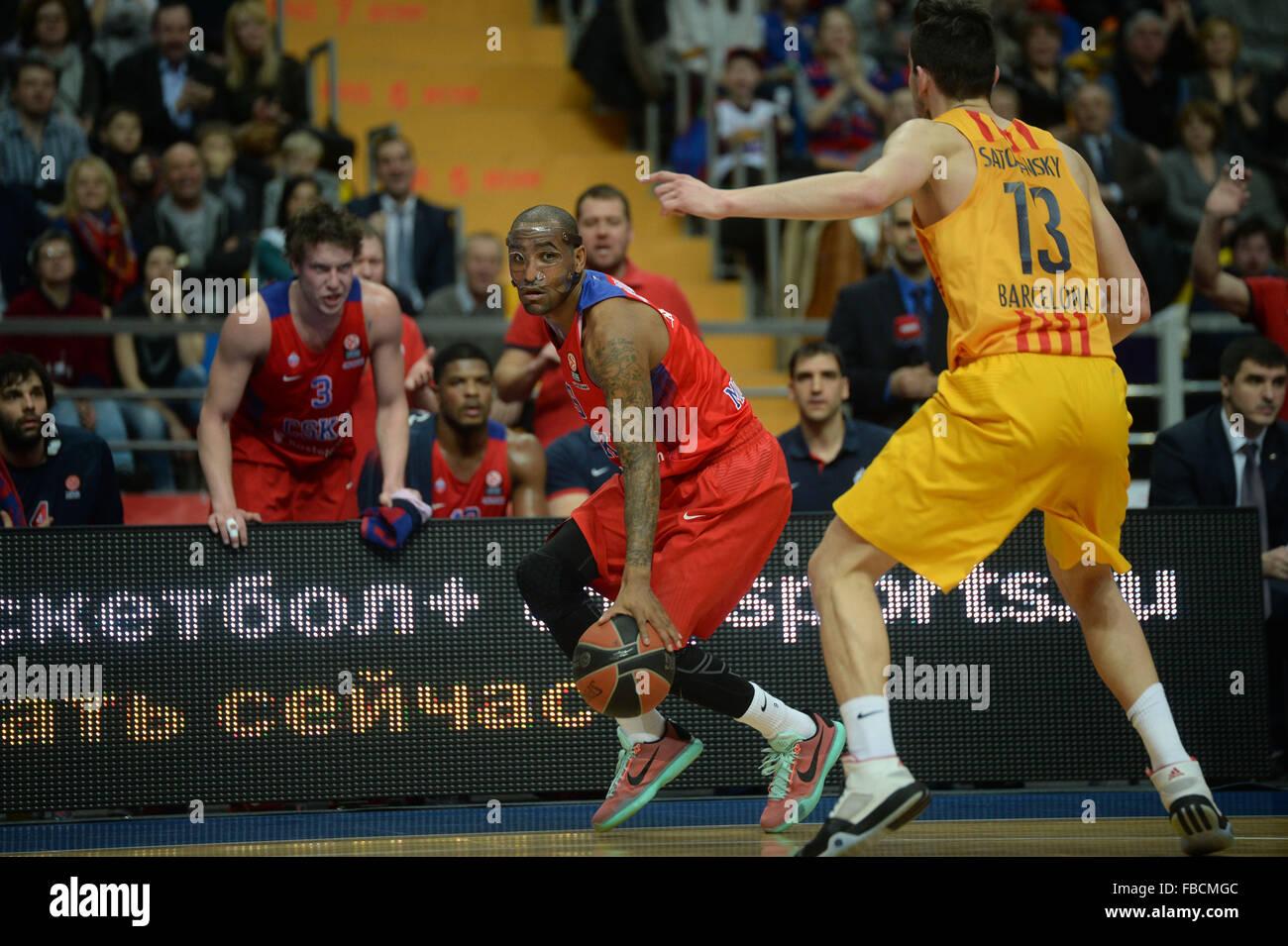 Moscow, Russia. 14th Jan, 2016. Aaron Jackson (L) of CSKA Moscow drives the ball during the Basketball Euroleague Top 16 match against Tomas Satoransky of Barcelona in Moscow, Russia, Jan. 14, 2016. CSKA Moscow won 93-82. © Pavel Bednyakov/Xinhua/Alamy Live News Stock Photo