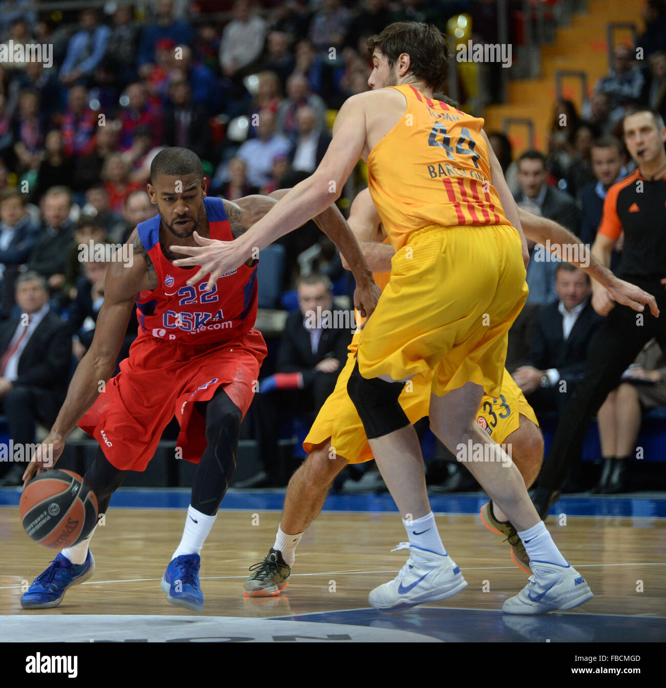 Moscow, Russia. 14th Jan, 2016. Cory Higgins (L) of CSKA Moscow drives the ball during the Basketball Euroleague Top 16 match against Barcelona in Moscow, Russia, Jan. 14, 2016. CSKA Moscow won 93-82. © Pavel Bednyakov/Xinhua/Alamy Live News Stock Photo