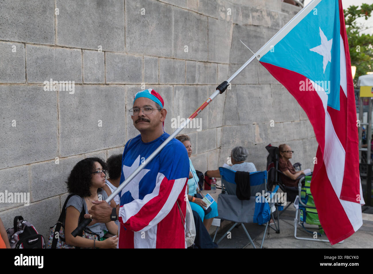 San Juan, Puerto Rico. 14th January, 2016.  A man dressed in Puerto Rican outfit carrying a Puerto Rican flag. Maria S./Alamy Live News Stock Photo
