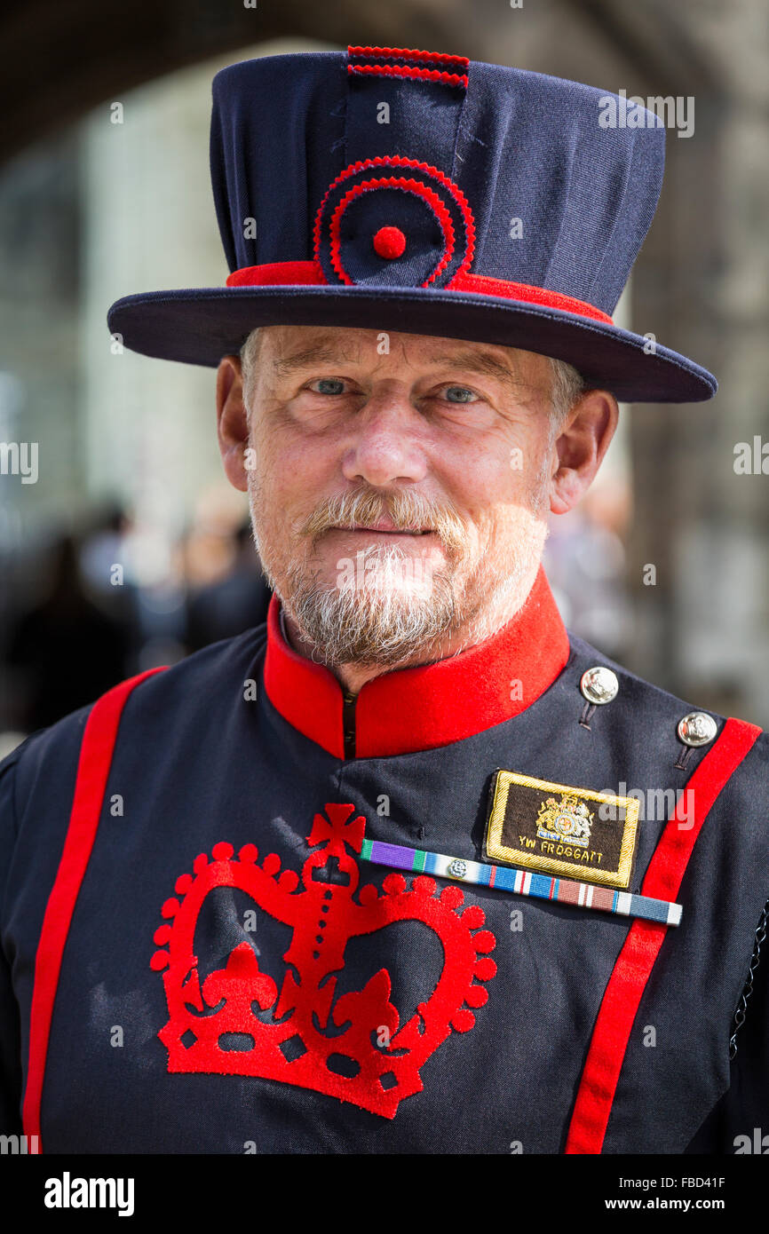 Yeomen warders of her majestys royal palace hi-res stock photography ...